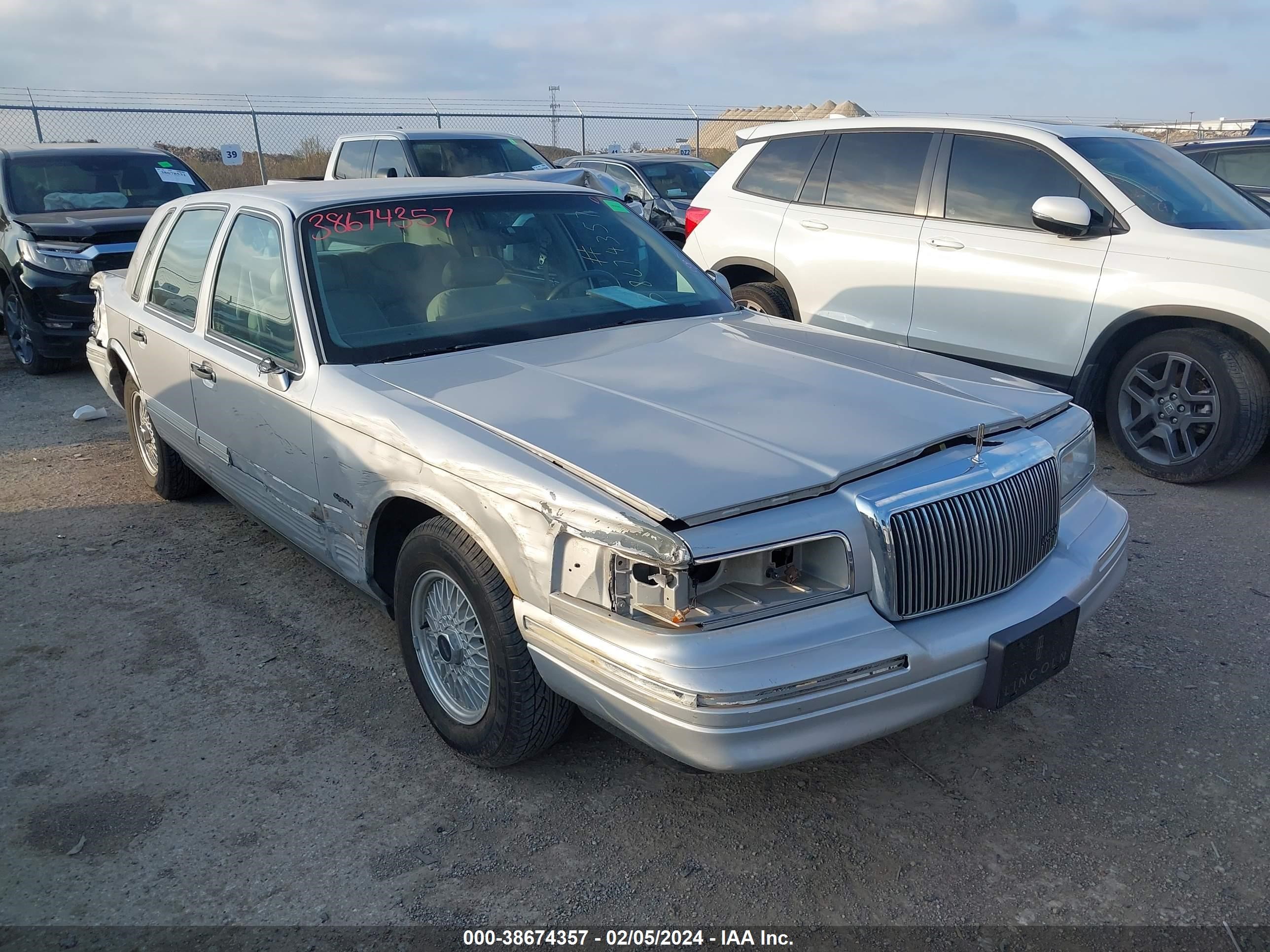 LINCOLN TOWN CAR 1997 1lnlm82w8vy671373