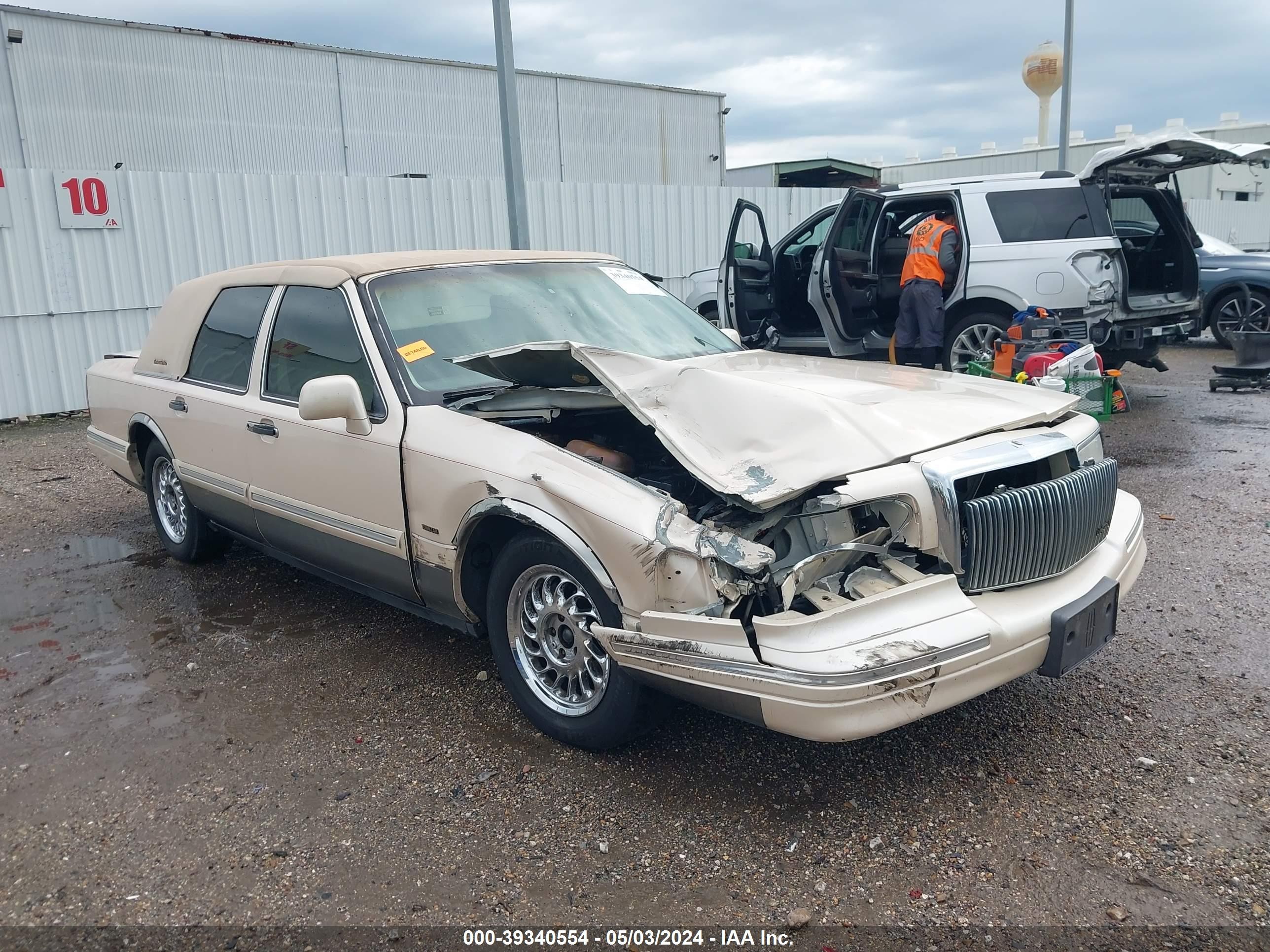 LINCOLN TOWN CAR 1997 1lnlm83w5vy752622