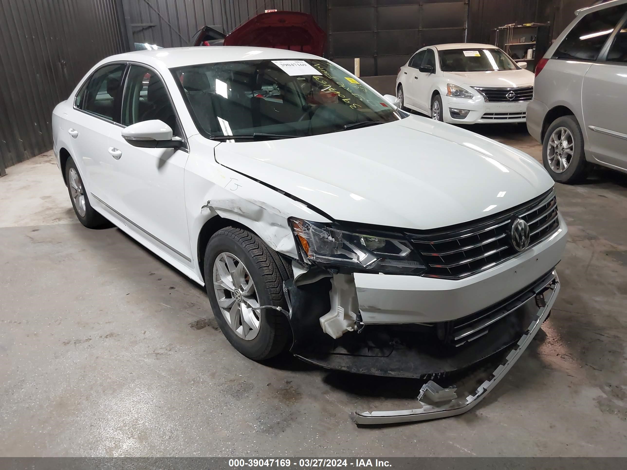 VOLKSWAGEN PASSAT 2017 1vwat7a37hc046834