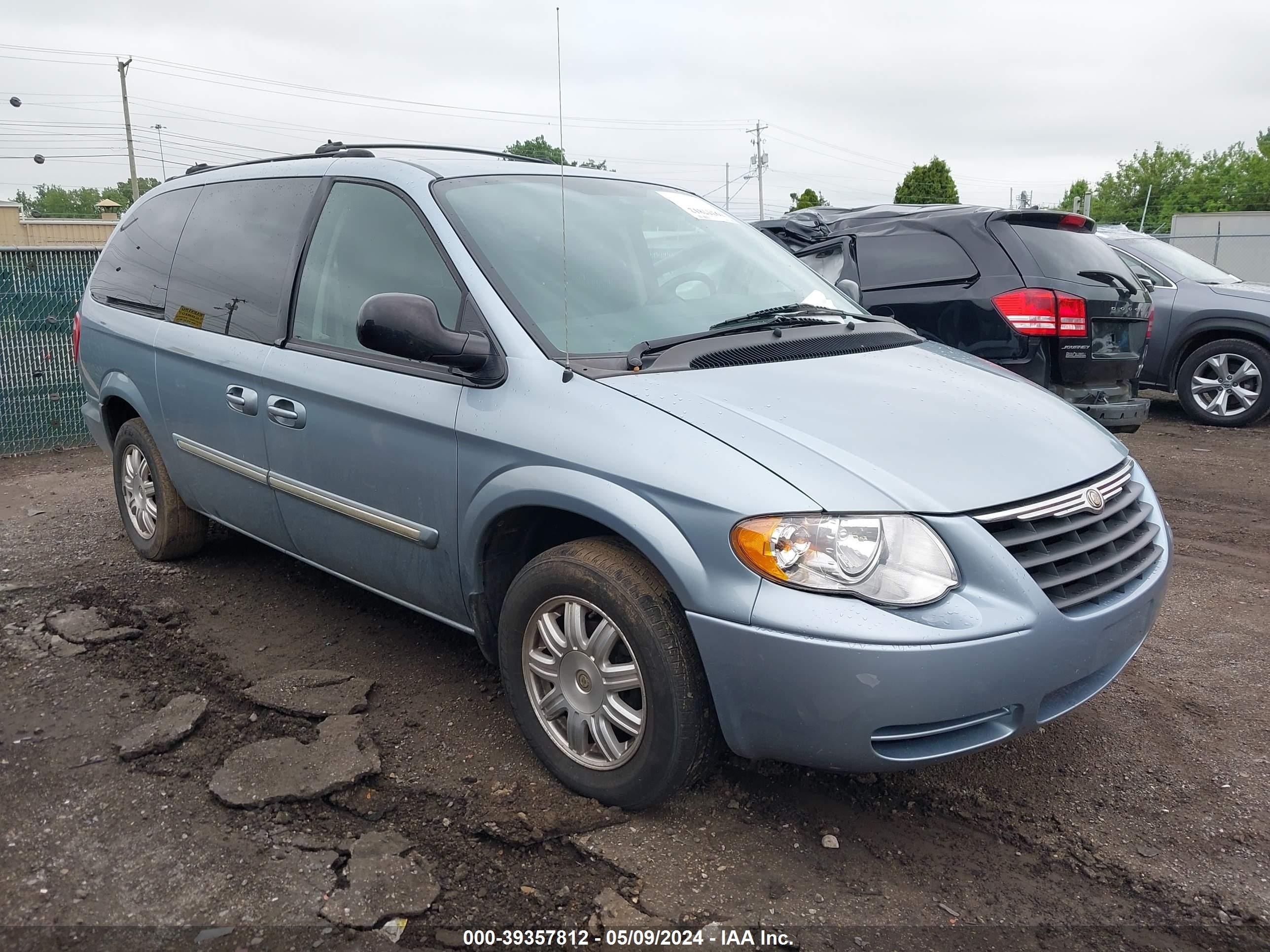 CHRYSLER TOWN & COUNTRY 2005 2c4gp54l05r216147