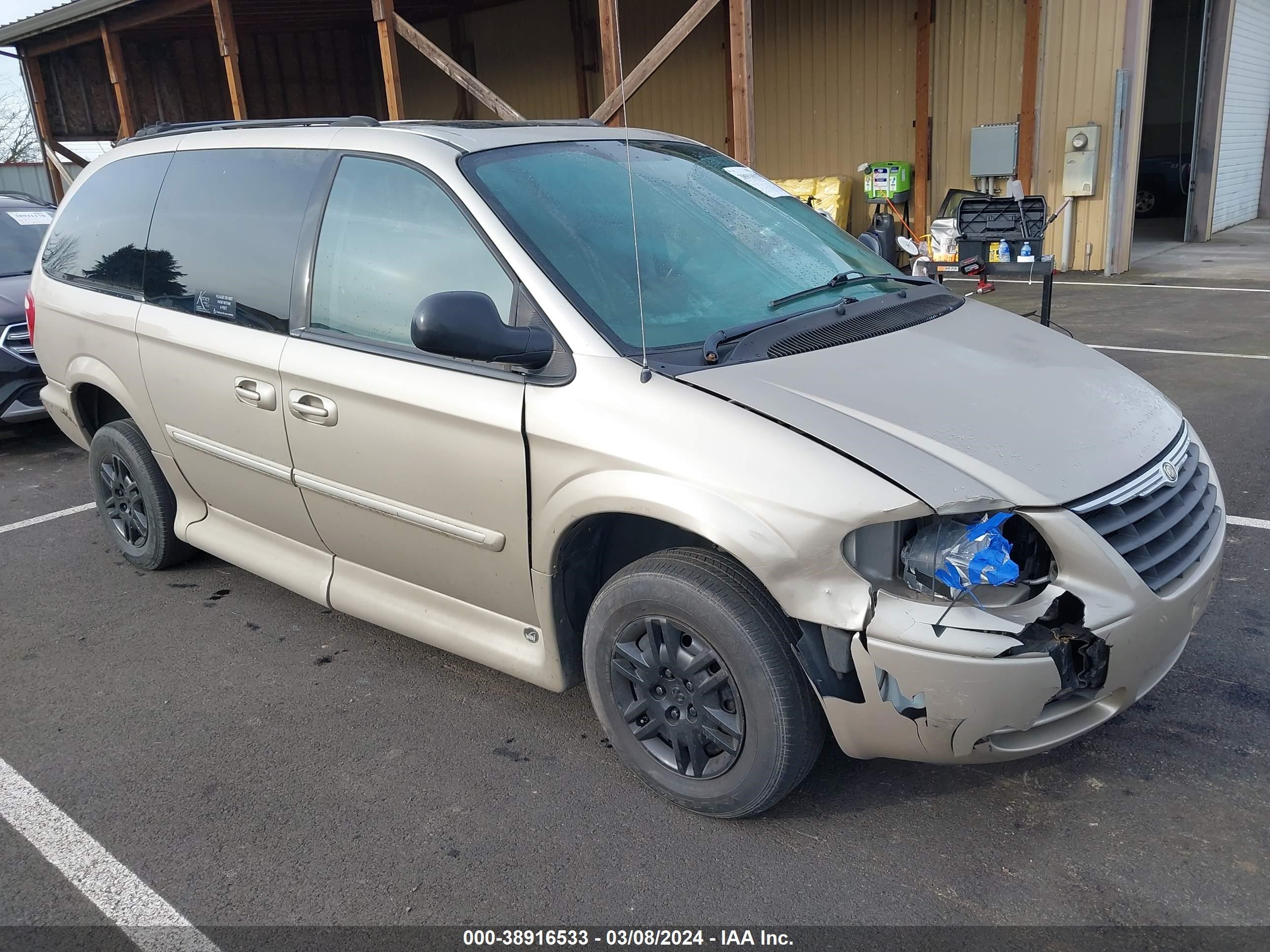 CHRYSLER TOWN & COUNTRY 2005 2c4gp54l15r268015