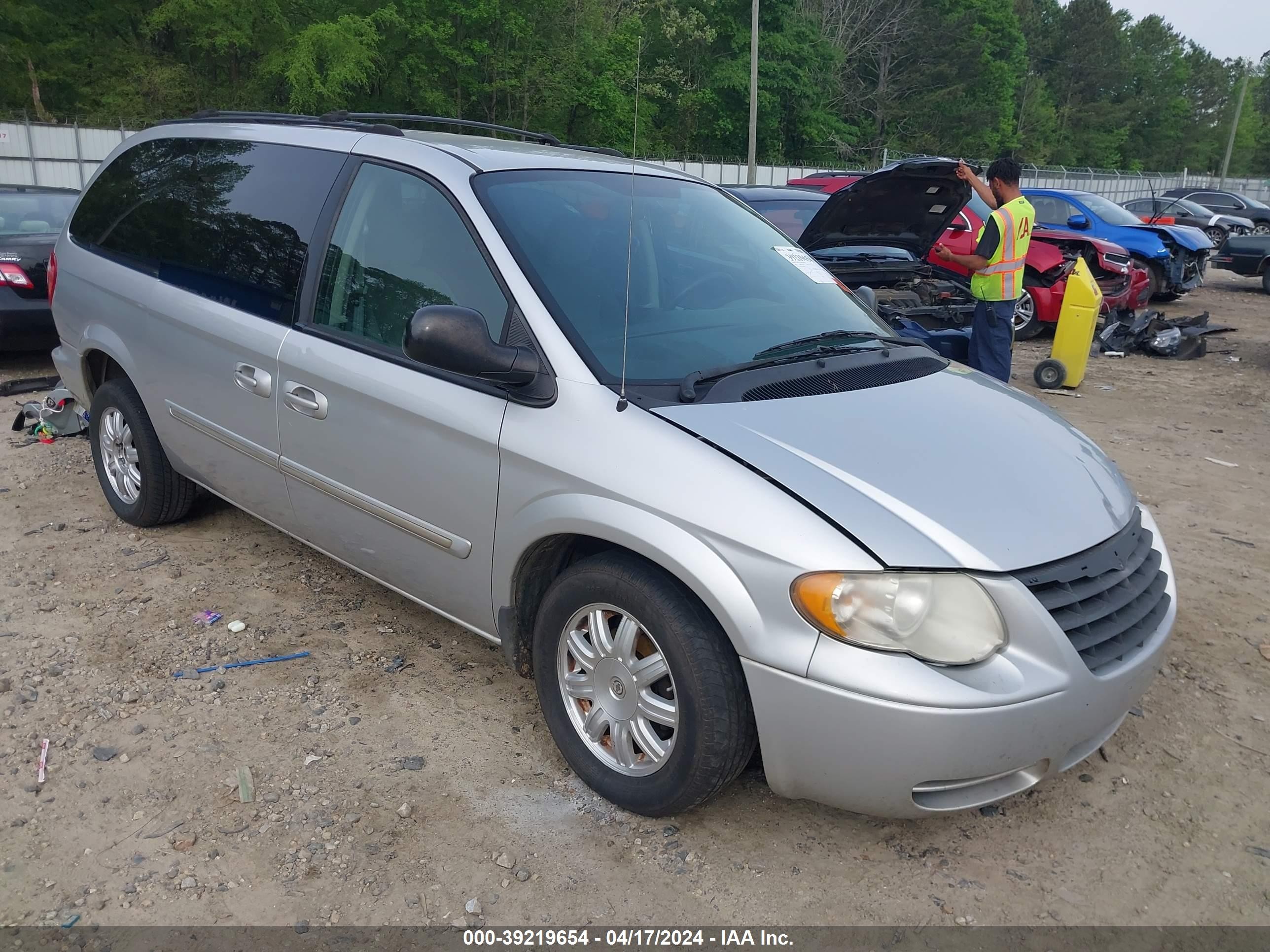 CHRYSLER TOWN & COUNTRY 2005 2c4gp54l25r209667