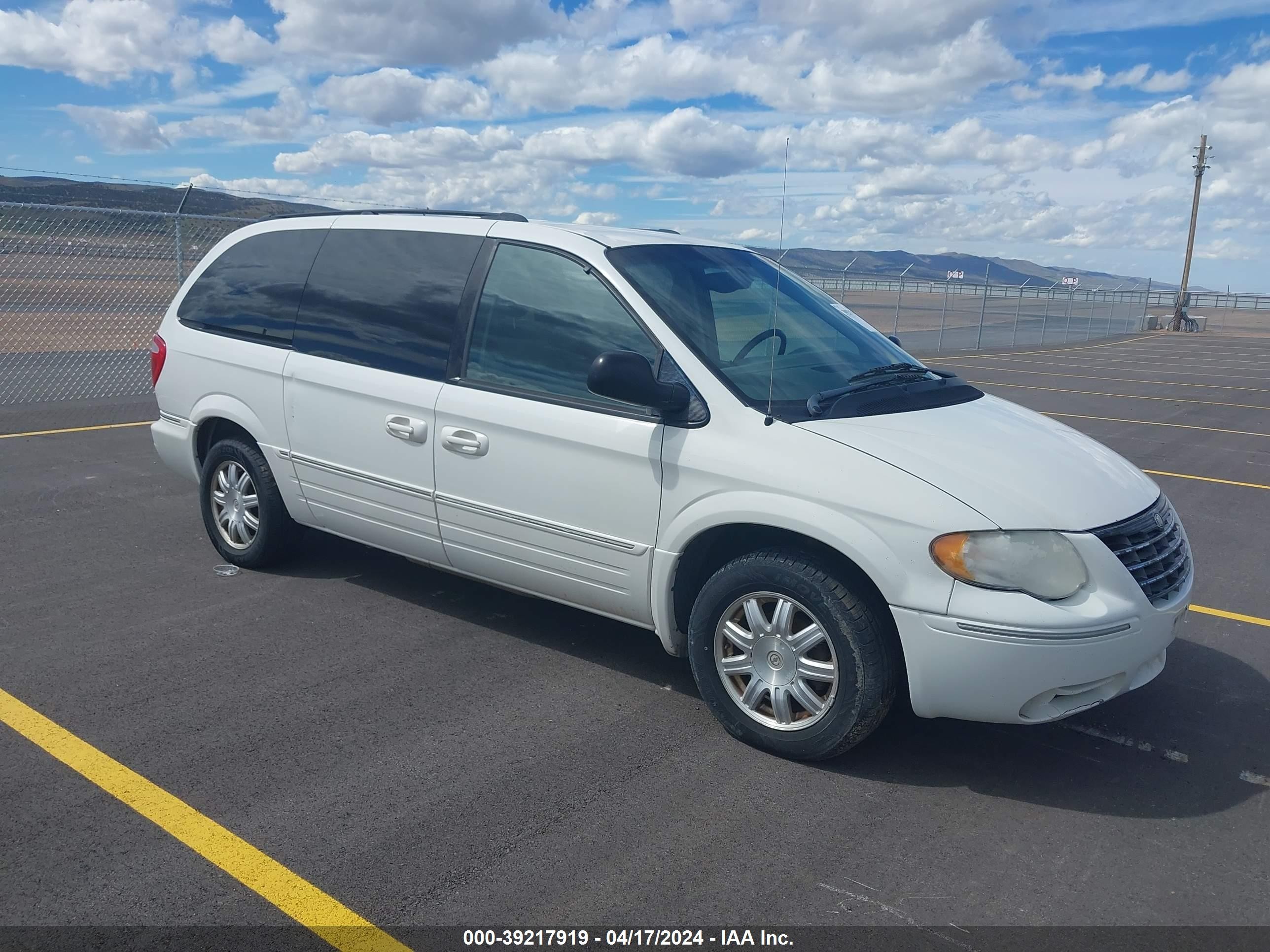 CHRYSLER TOWN & COUNTRY 2005 2c4gp54l45r208259