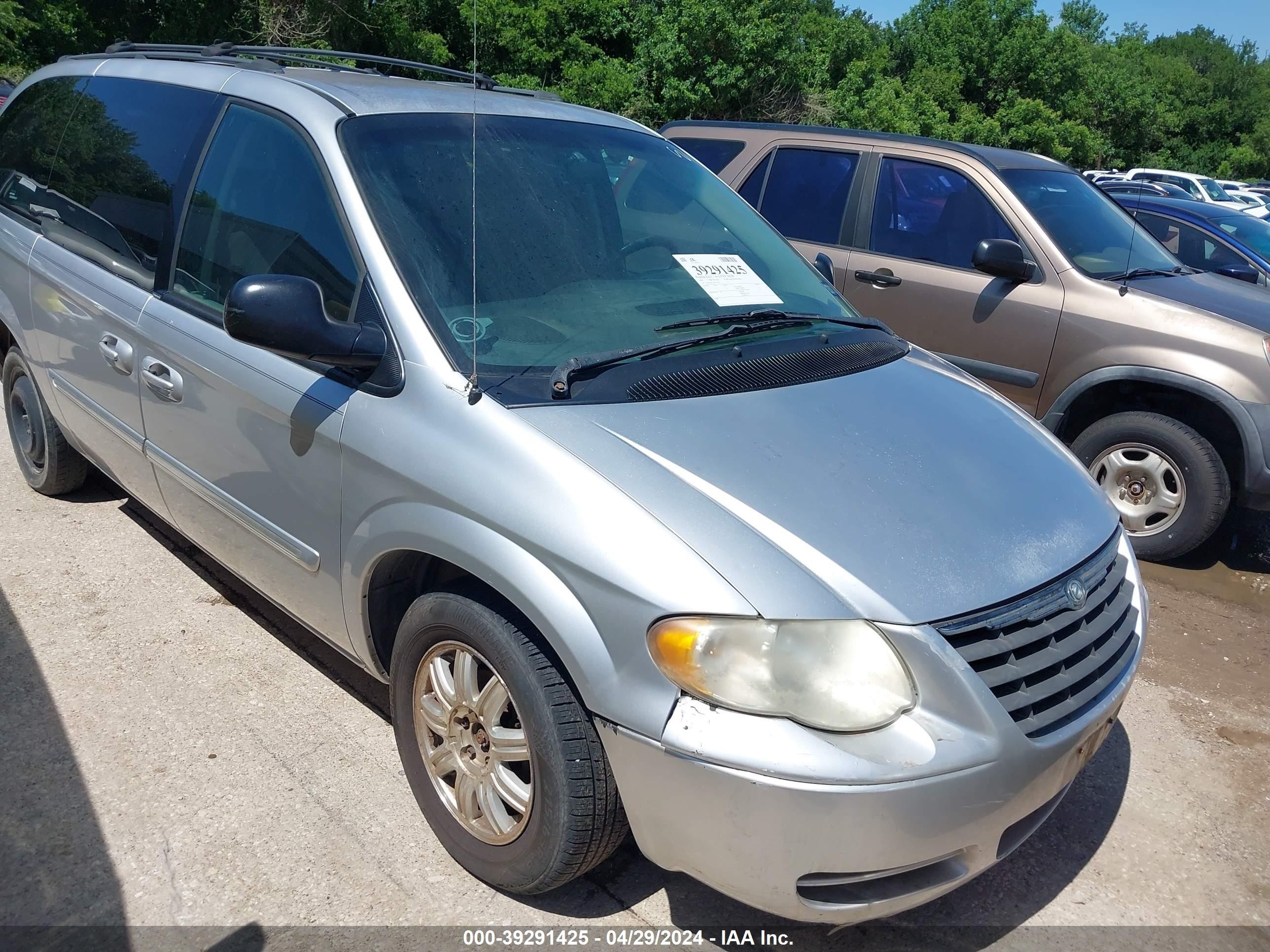 CHRYSLER TOWN & COUNTRY 2005 2c4gp54lx5r321925