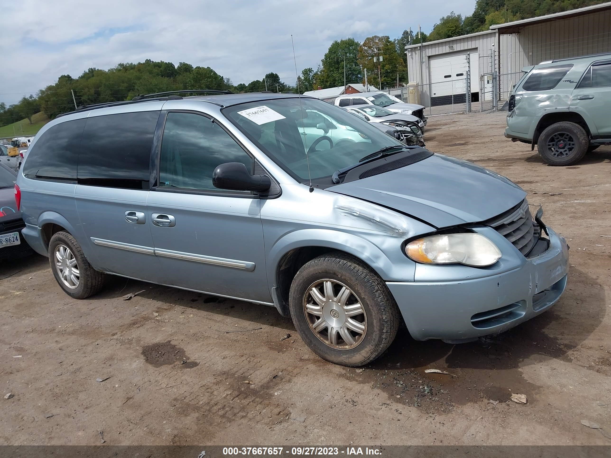 CHRYSLER TOWN & COUNTRY 2005 2c8gp54l35r136632