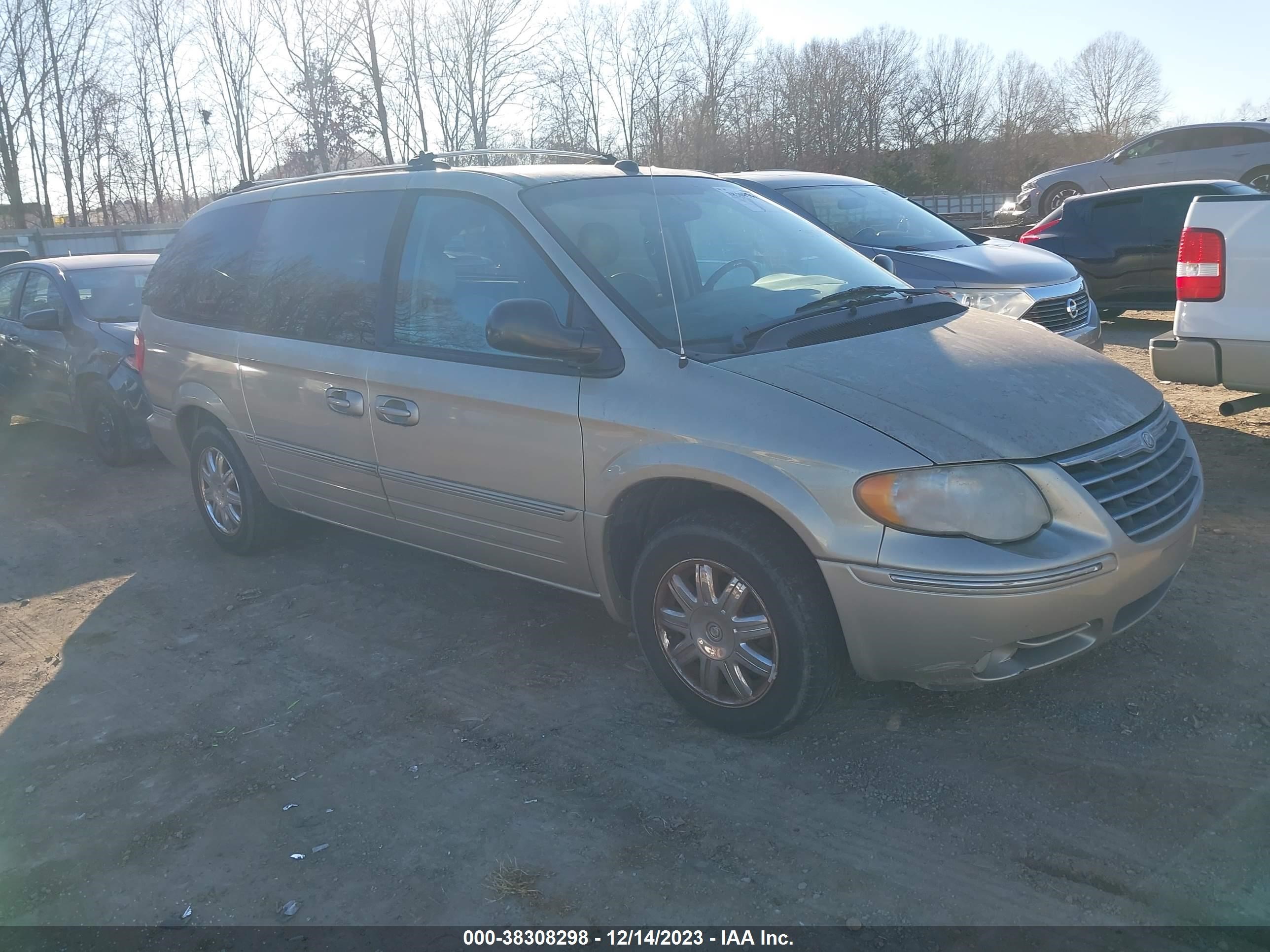 CHRYSLER TOWN & COUNTRY 2005 2c8gp64l05r513200