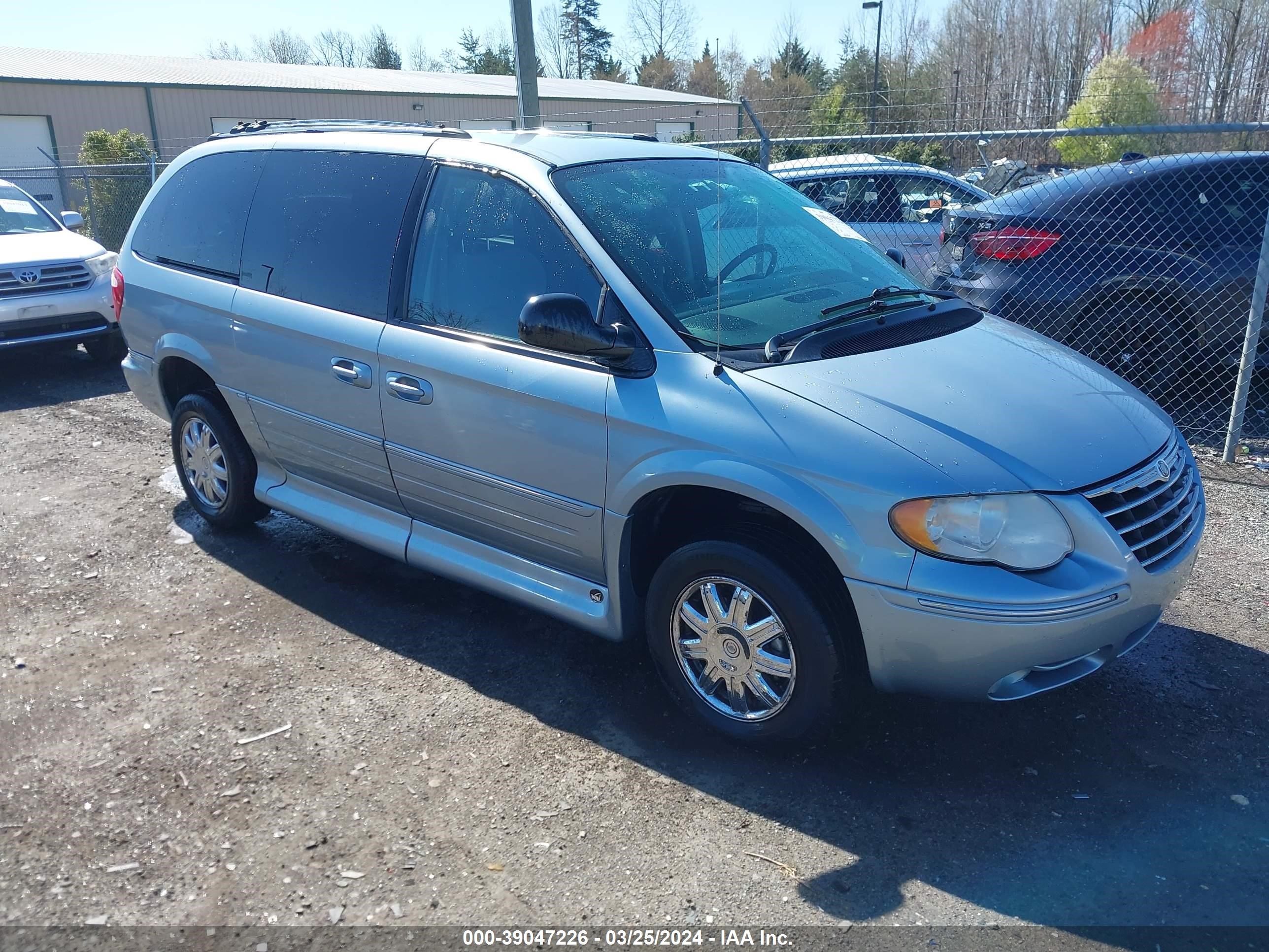 CHRYSLER TOWN & COUNTRY 2005 2c8gp64l95r603123