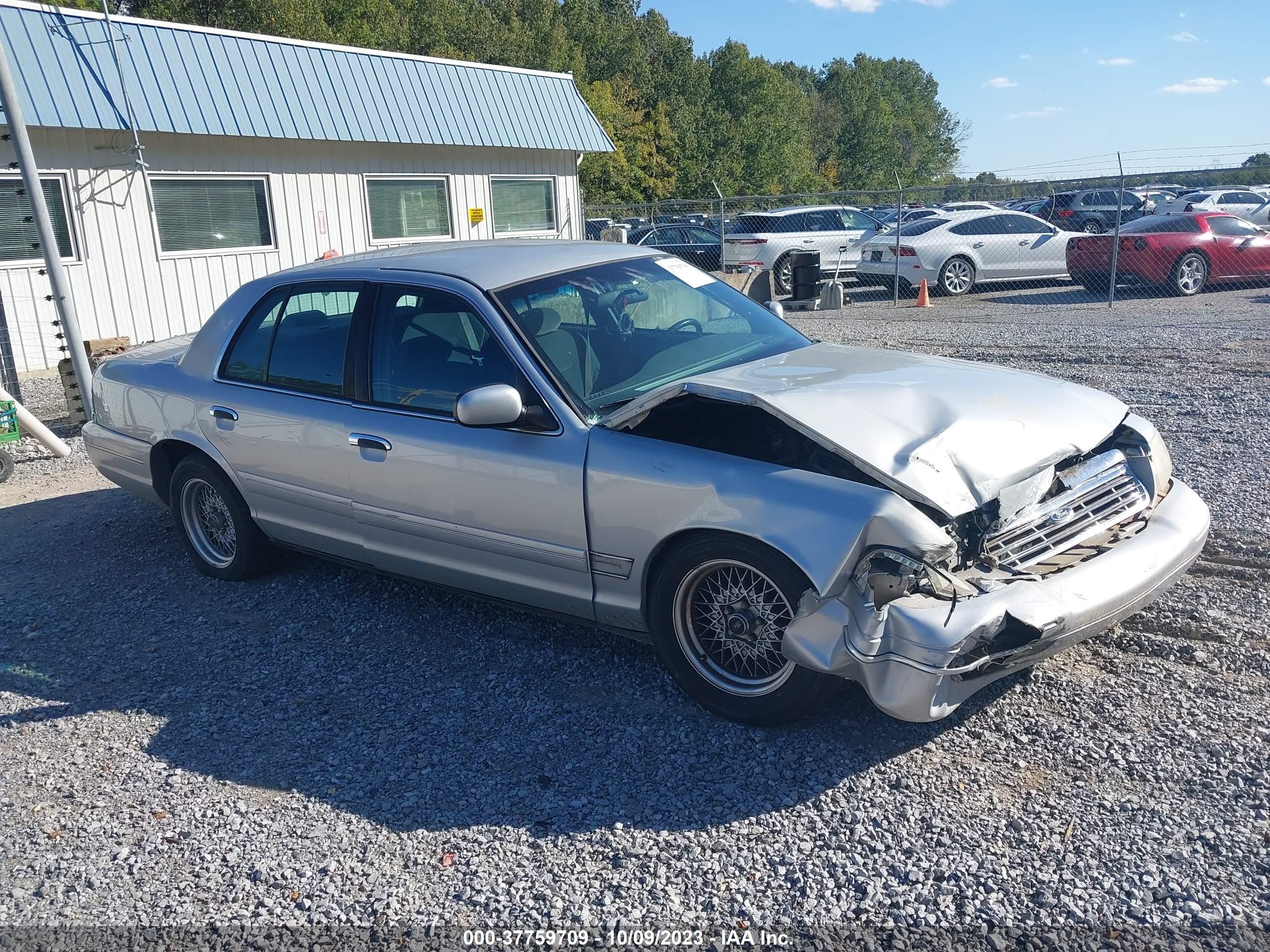 FORD CROWN VICTORIA 2001 2fafp73w91x134903