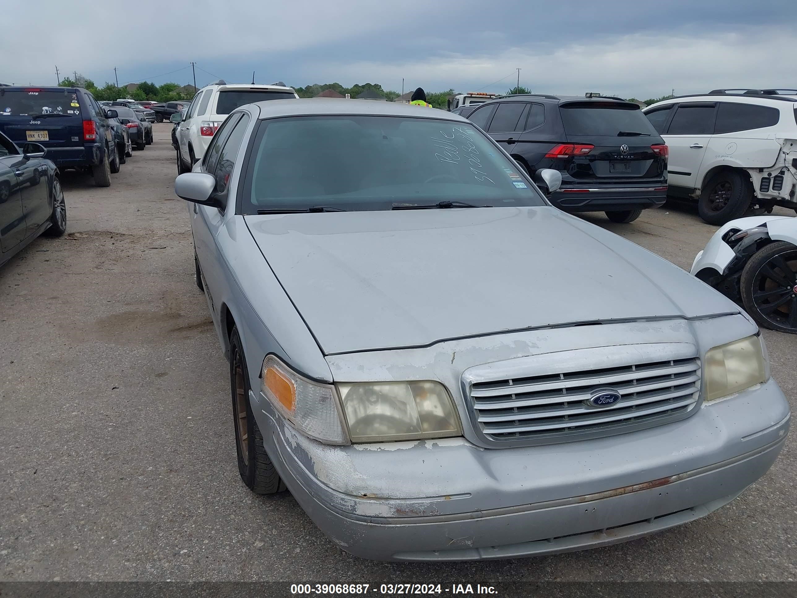 FORD CROWN VICTORIA 2000 2fafp74w1yx117070