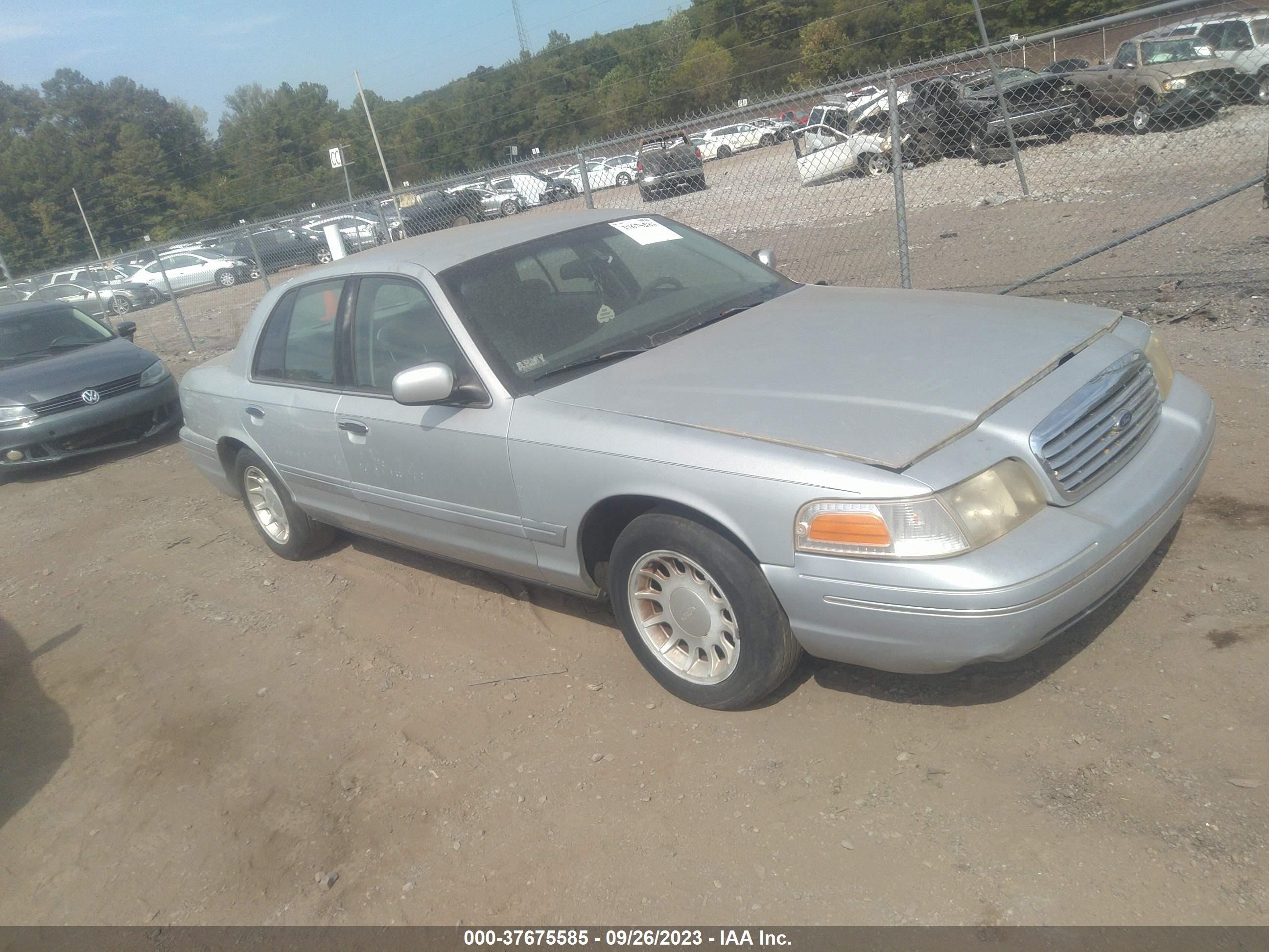 FORD CROWN VICTORIA 2001 2fafp74w71x141766