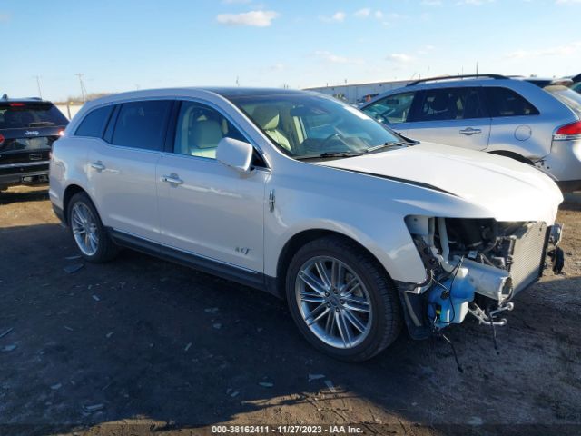 LINCOLN MKT 2017 2lmhj5at5hbl01055