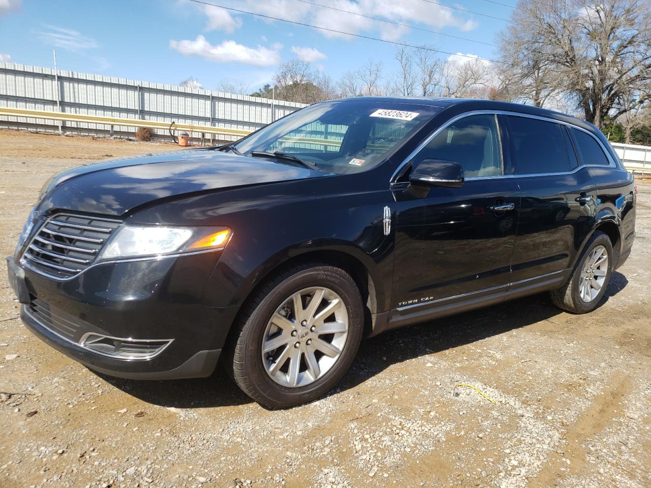 LINCOLN MKT 2017 2lmhj5nk3hbl00178