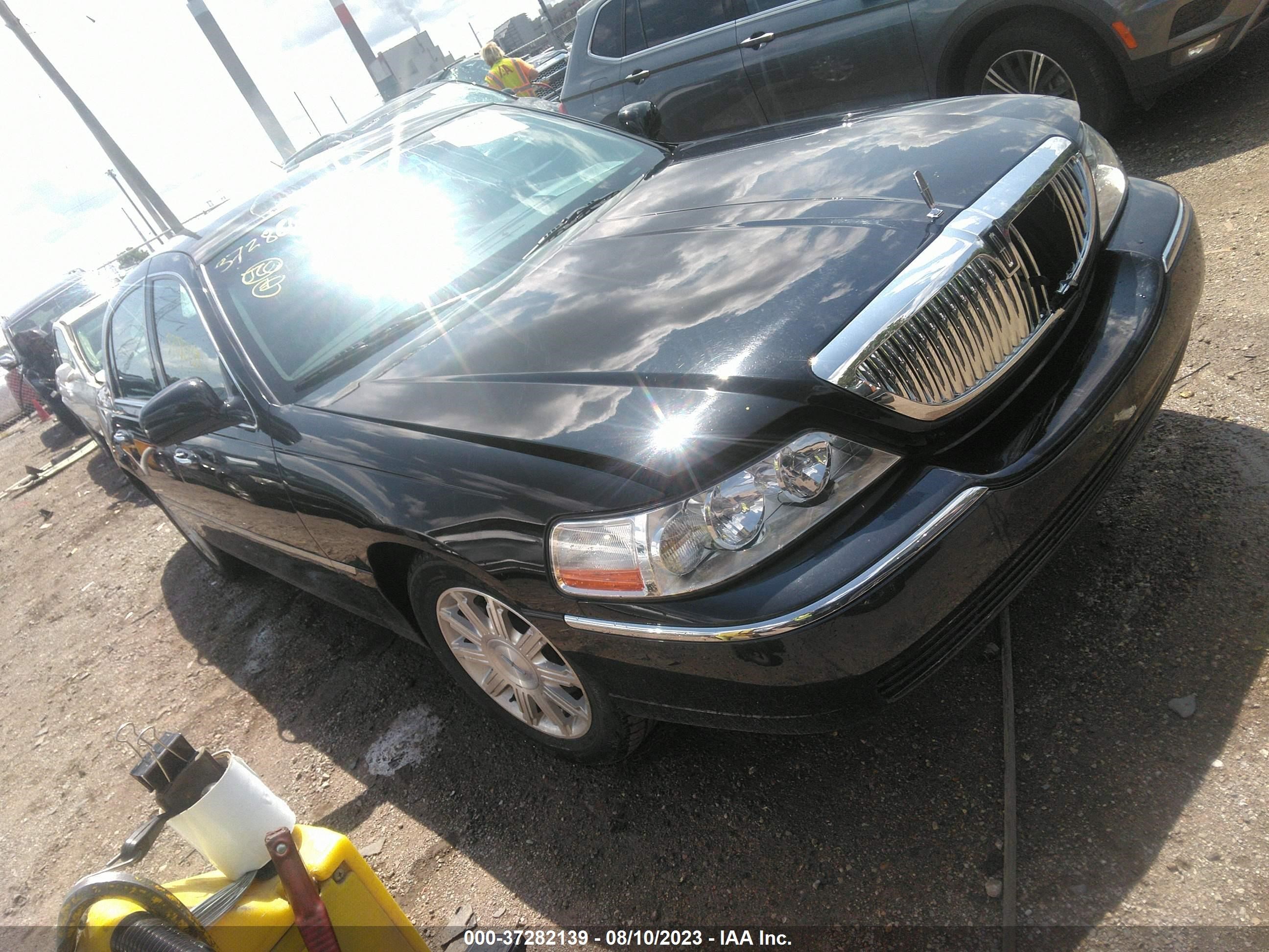 LINCOLN TOWN CAR 2009 2lnhm82v09x608951