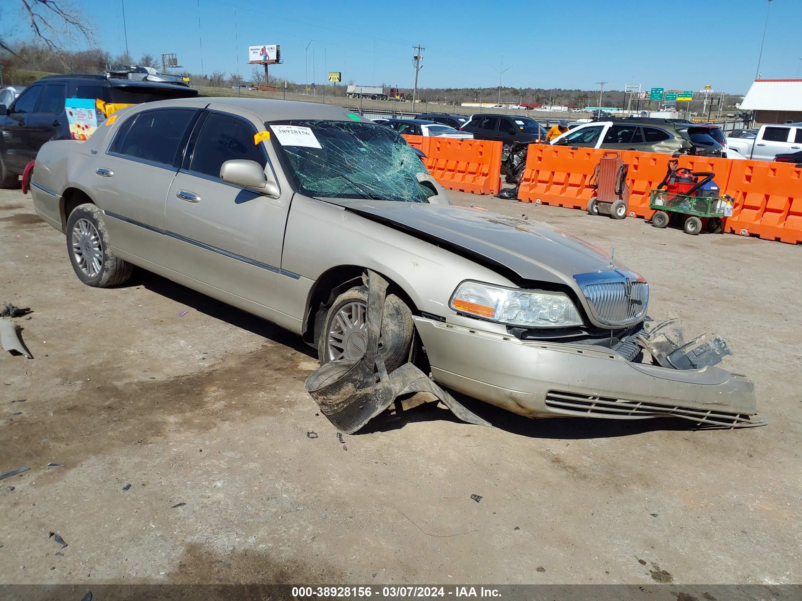 LINCOLN TOWN CAR 2008 2lnhm82v18x639124