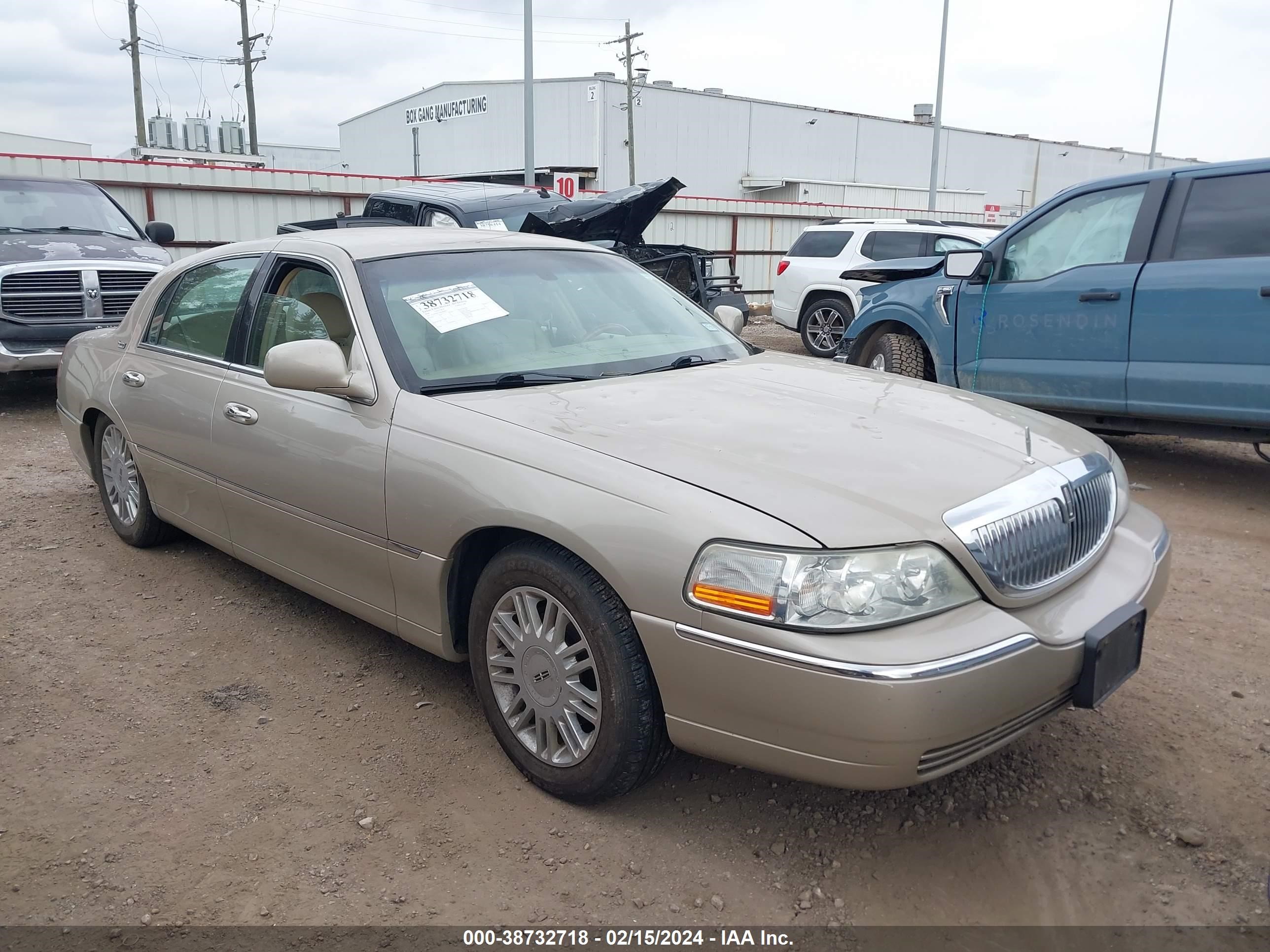 LINCOLN TOWN CAR 2008 2lnhm82v28x640492