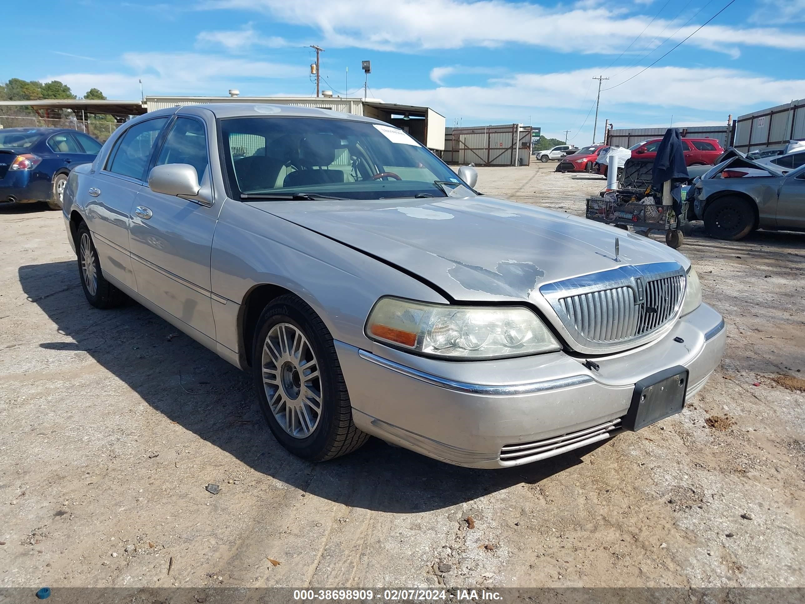 LINCOLN TOWN CAR 2008 2lnhm82v28x662010