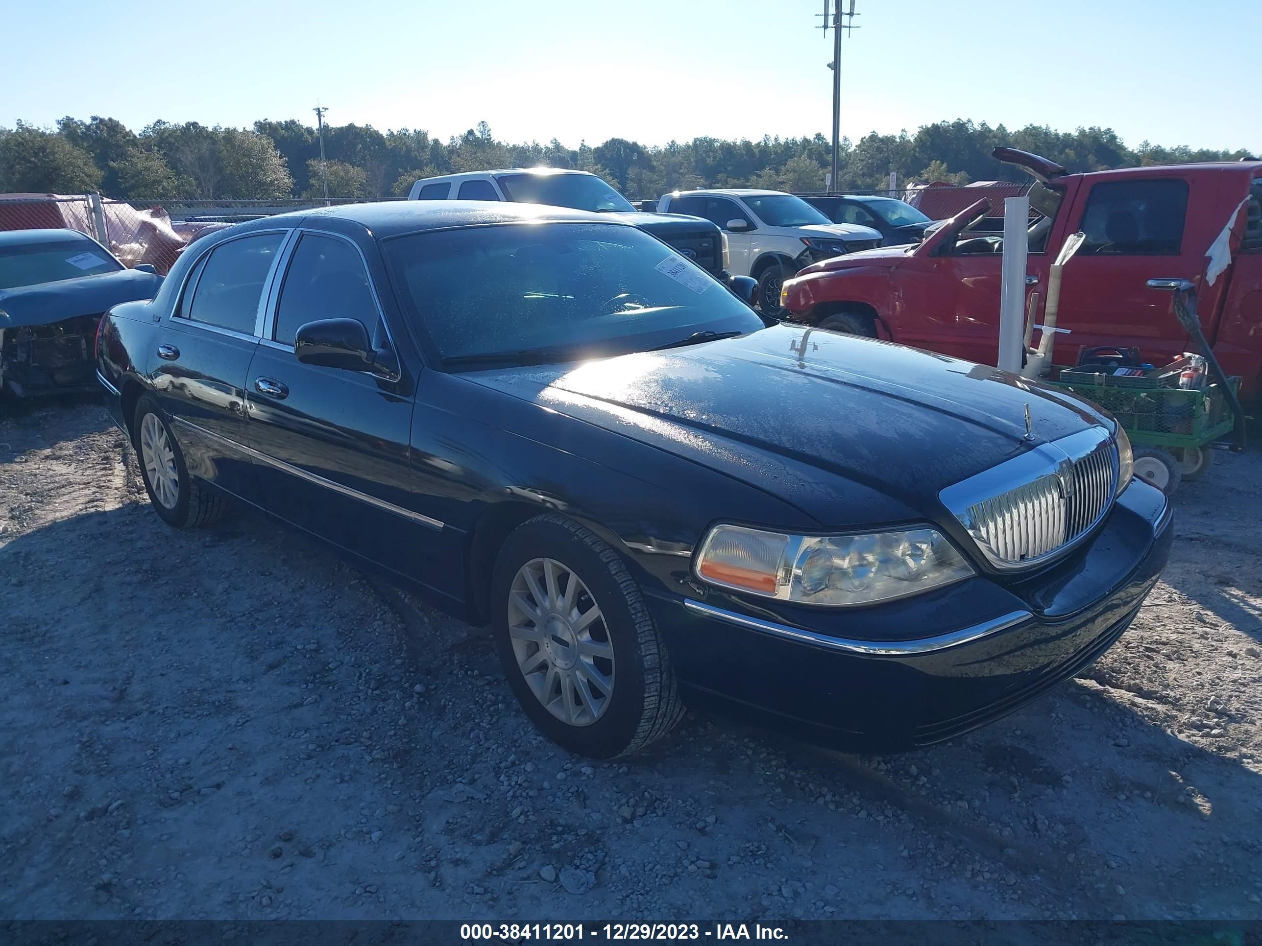 LINCOLN TOWN CAR 2008 2lnhm82v88x639346