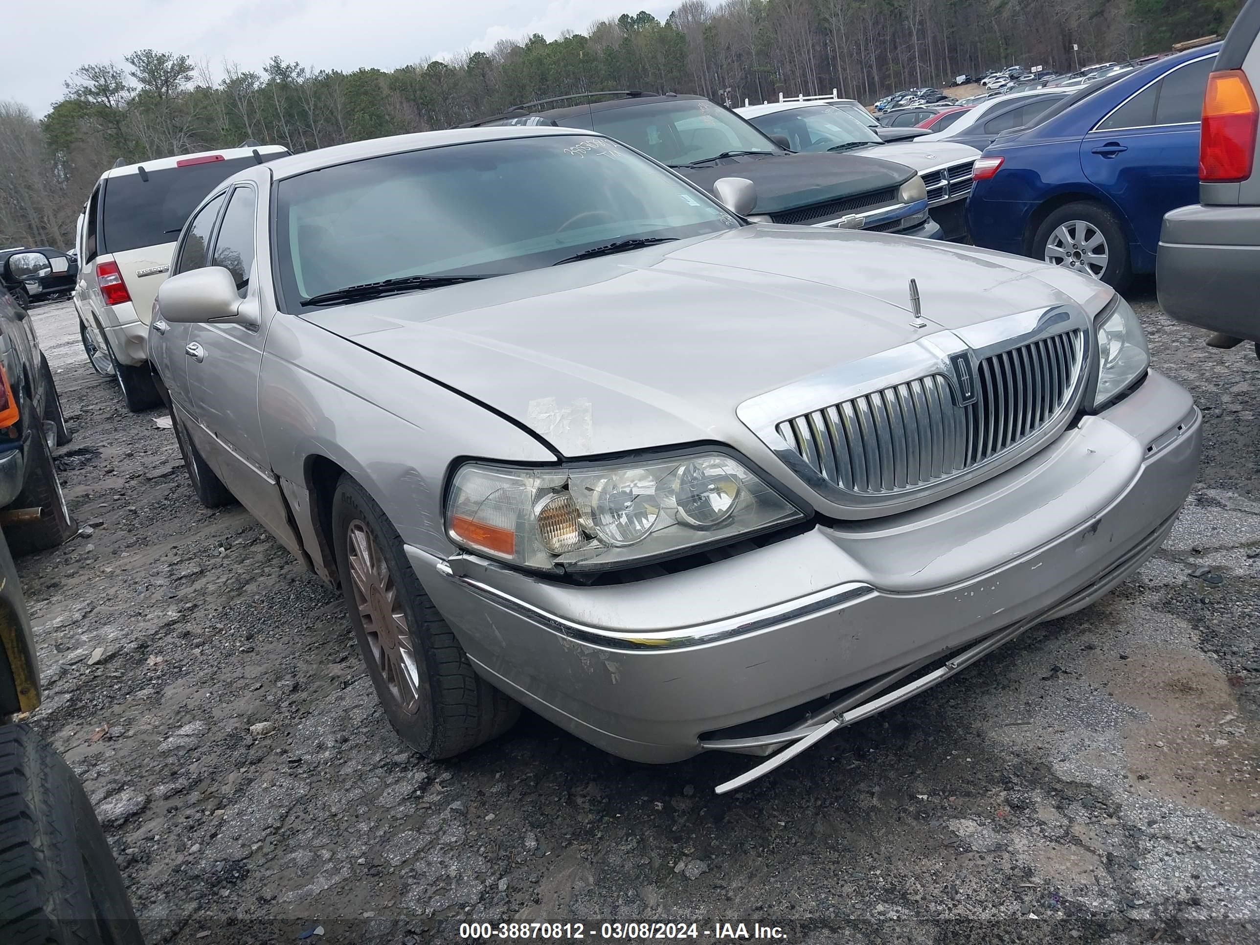 LINCOLN TOWN CAR 2008 2lnhm82vx8x640997