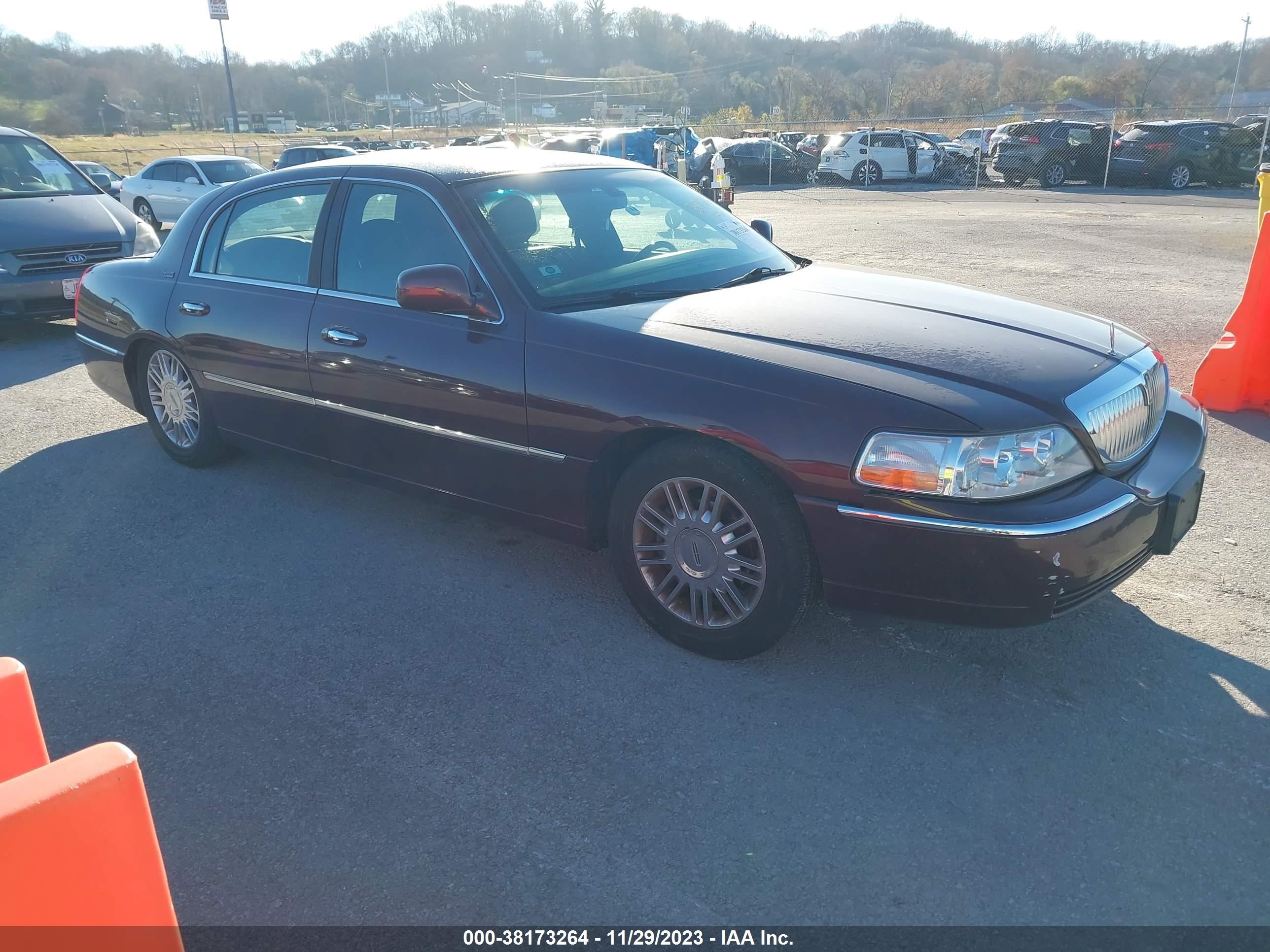 LINCOLN TOWN CAR 2008 2lnhm82w18x658507