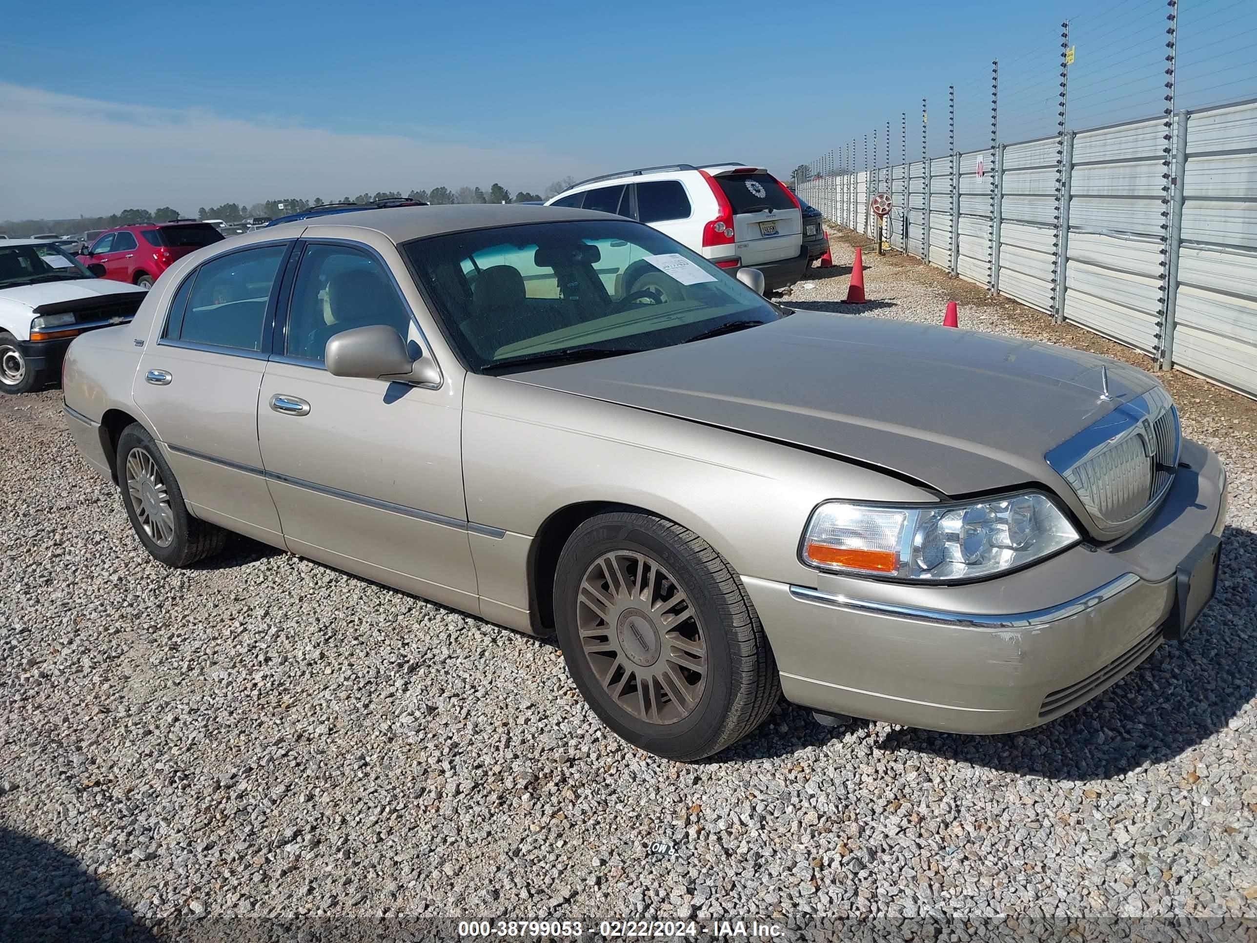 LINCOLN TOWN CAR 2008 2lnhm82w28x646639