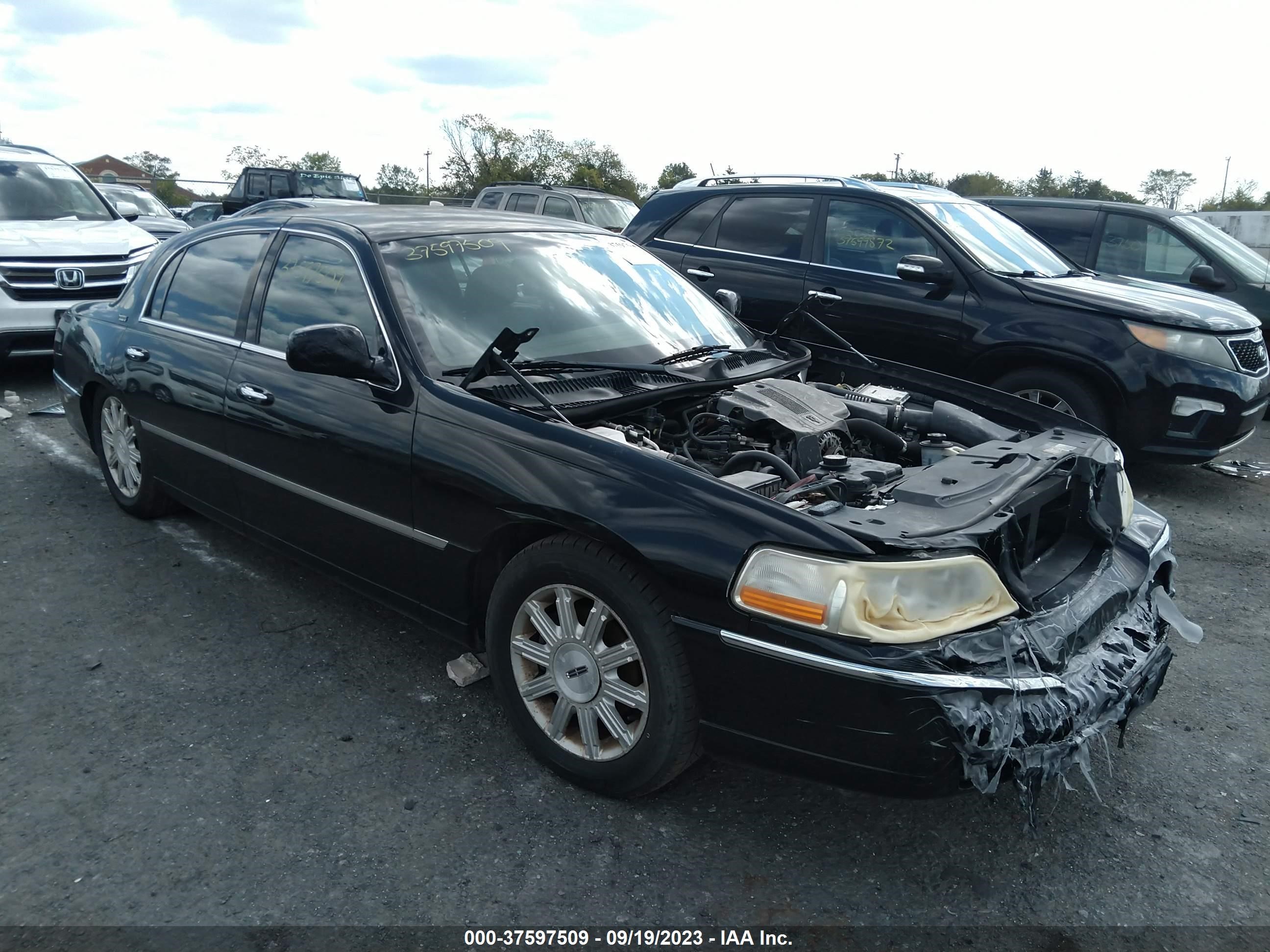 LINCOLN TOWN CAR 2008 2lnhm82w28x657706