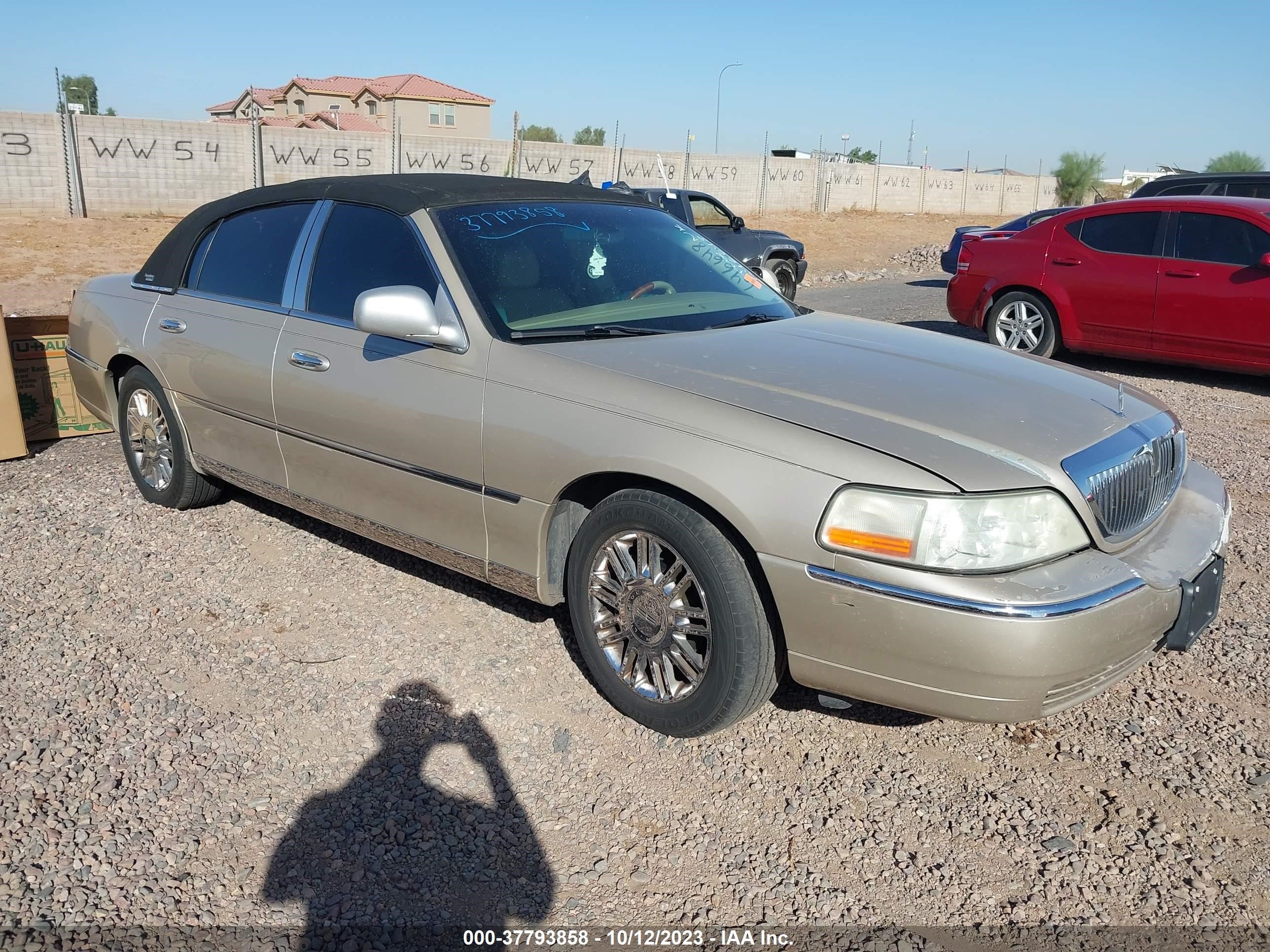 LINCOLN TOWN CAR 2008 2lnhm82w38x646648