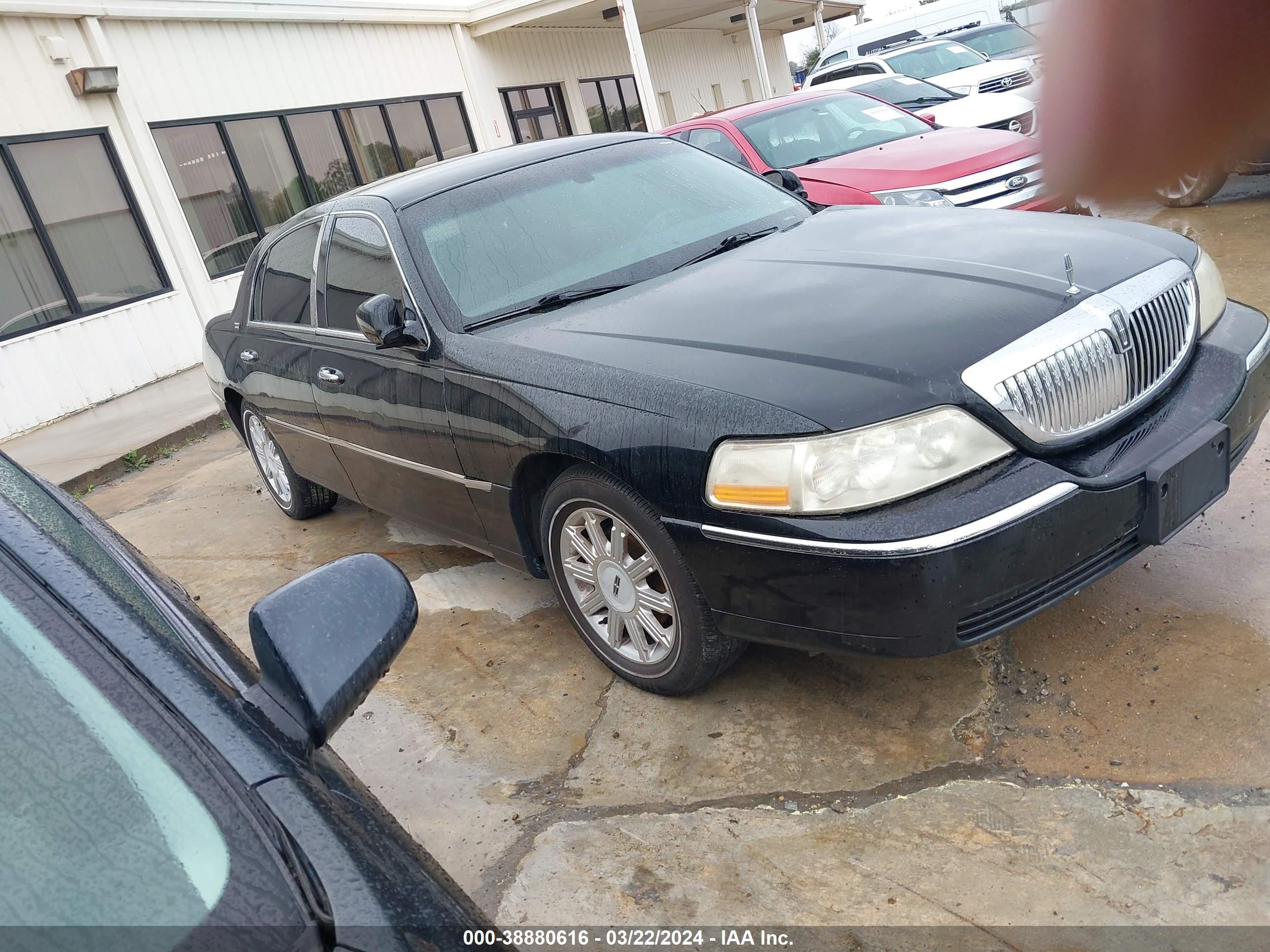 LINCOLN TOWN CAR 2008 2lnhm82w78x656017