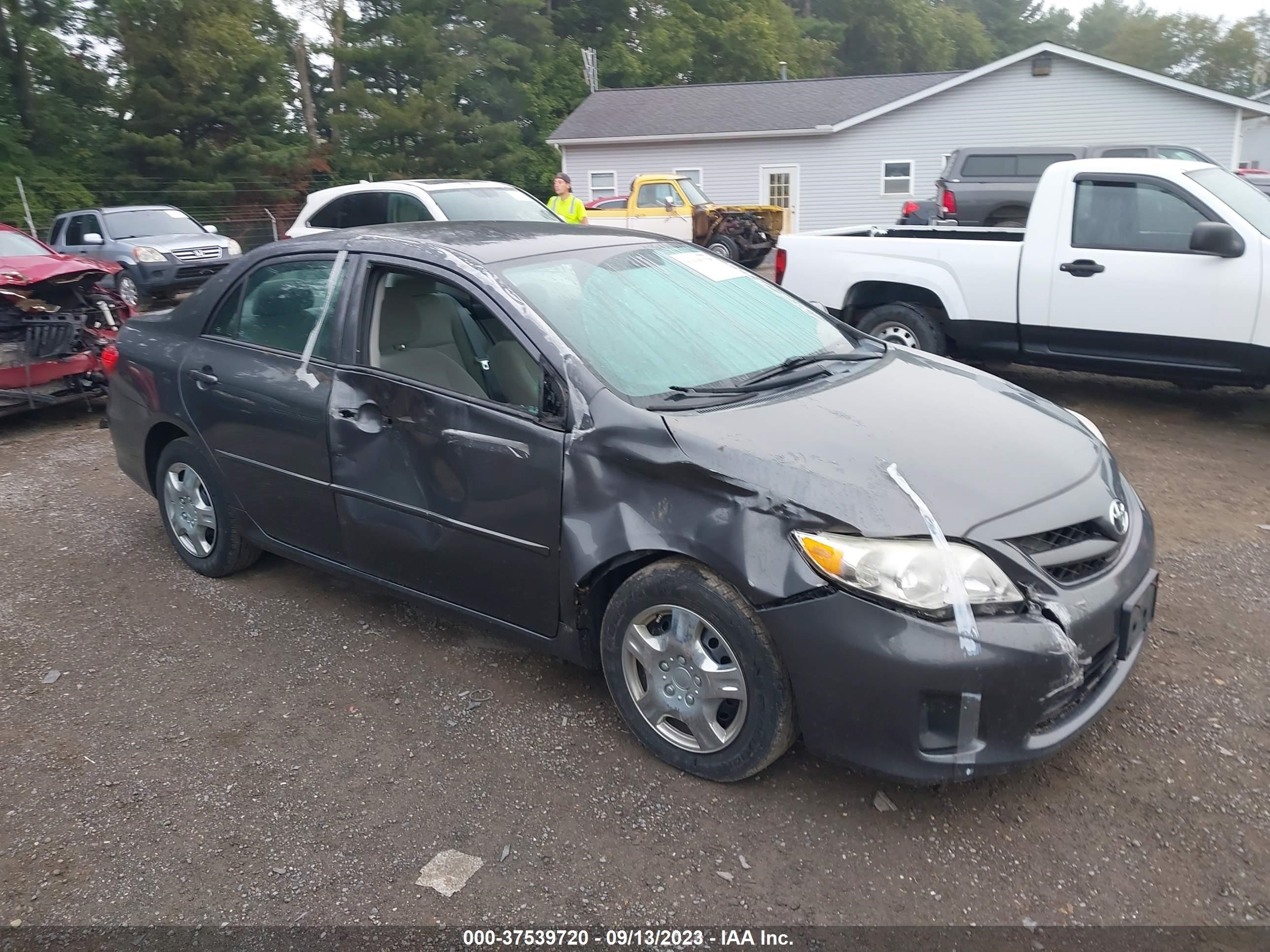 TOYOTA COROLLA 2013 2t1bu4ee5dc037985