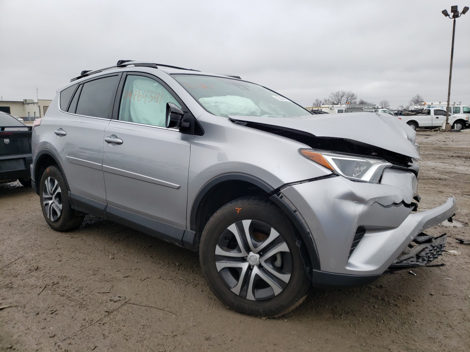 TOYOTA RAV4 LE 2017 2t3zfrev5hw344557