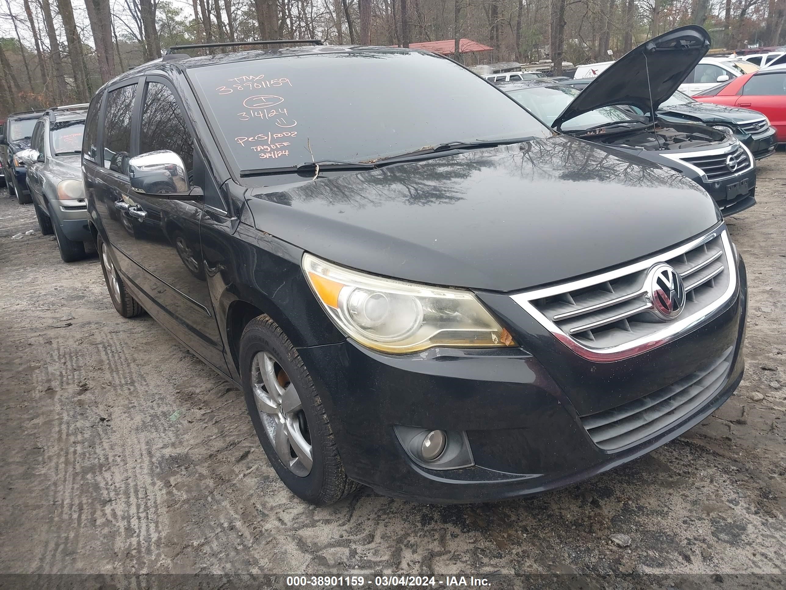 VOLKSWAGEN ROUTAN 2011 2v4rw6dg8br695021