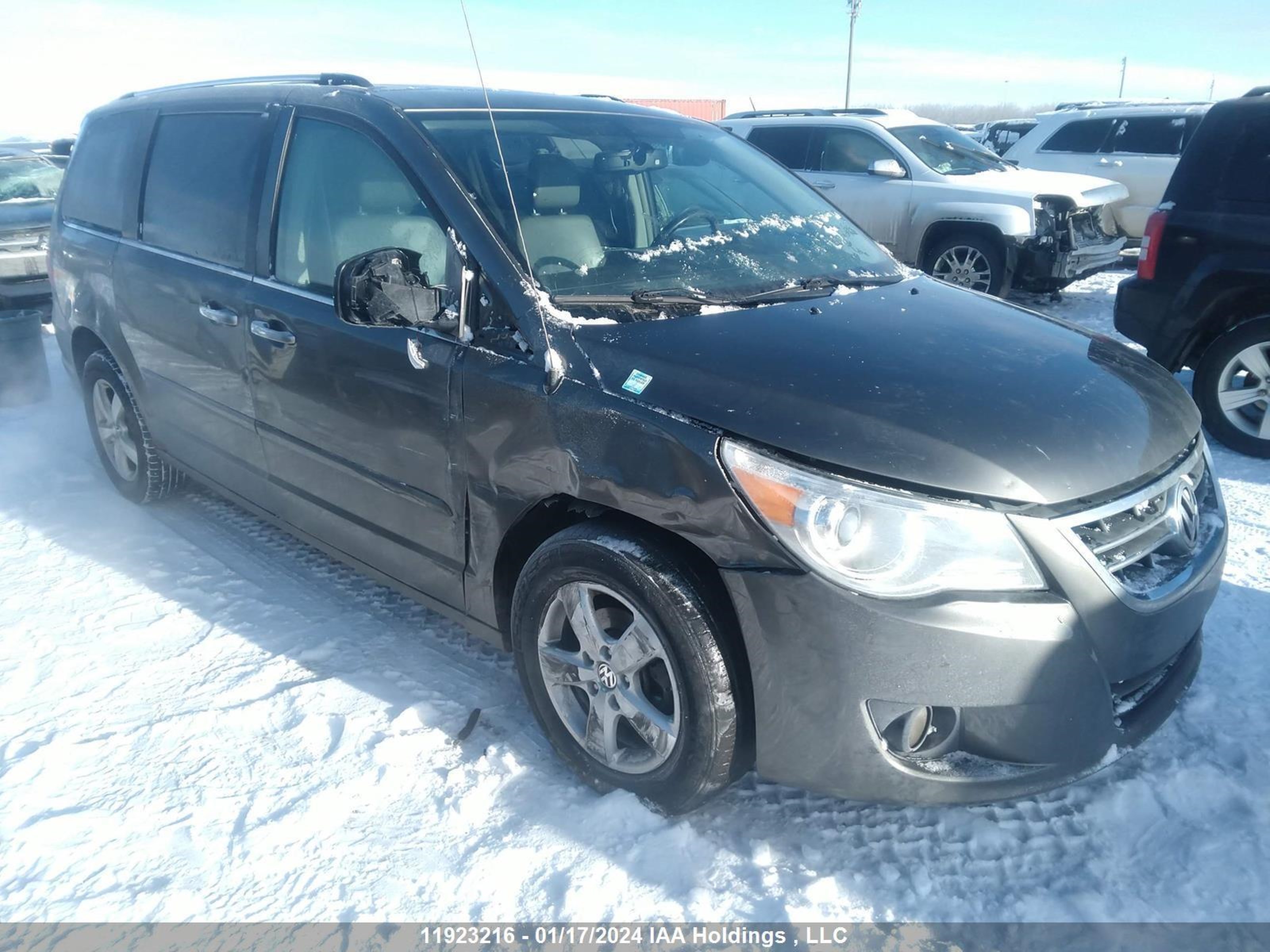 VOLKSWAGEN ROUTAN 2010 2v4rw6dx2ar416337