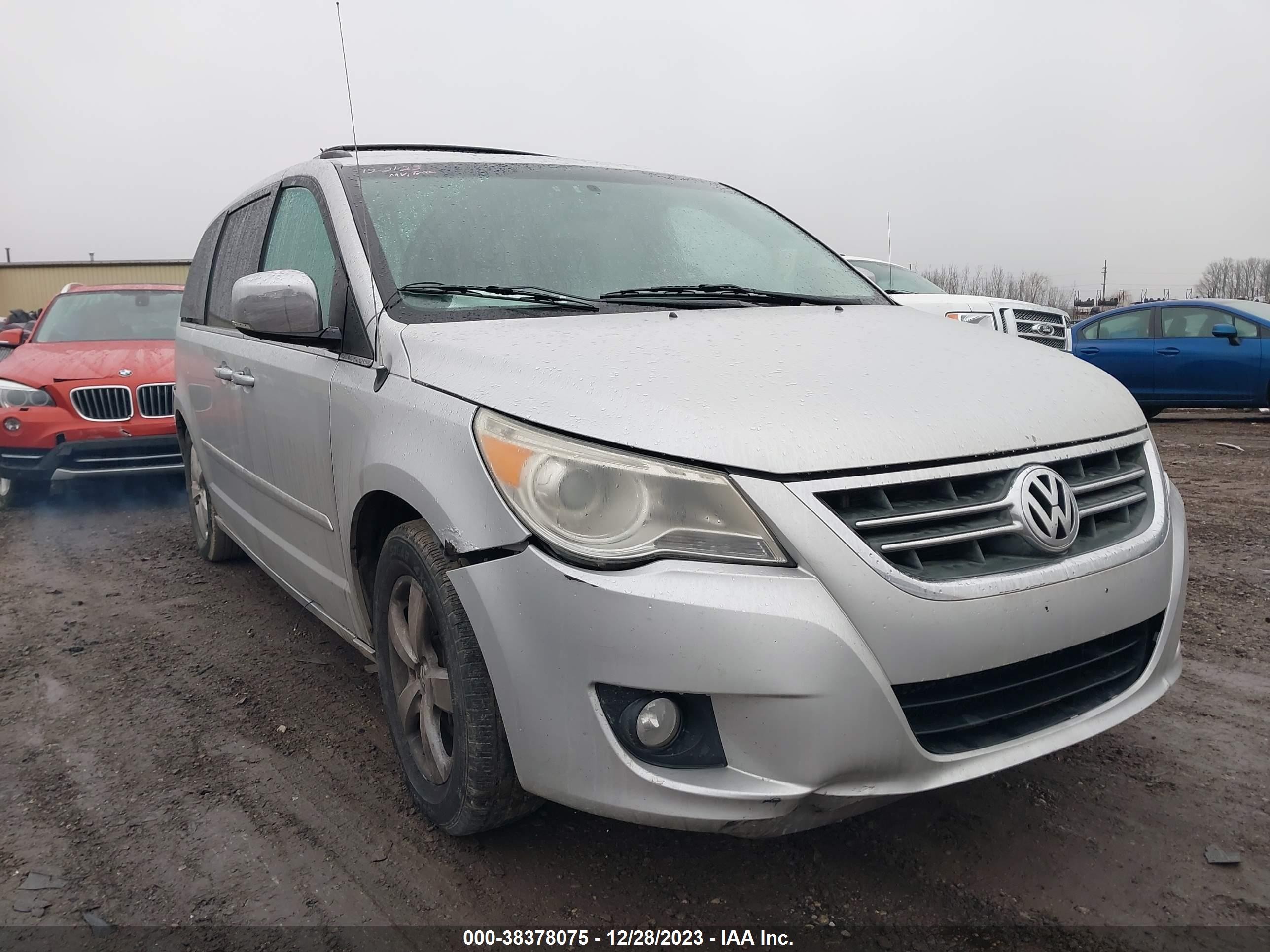 VOLKSWAGEN ROUTAN 2010 2v4rw6dx4ar333394