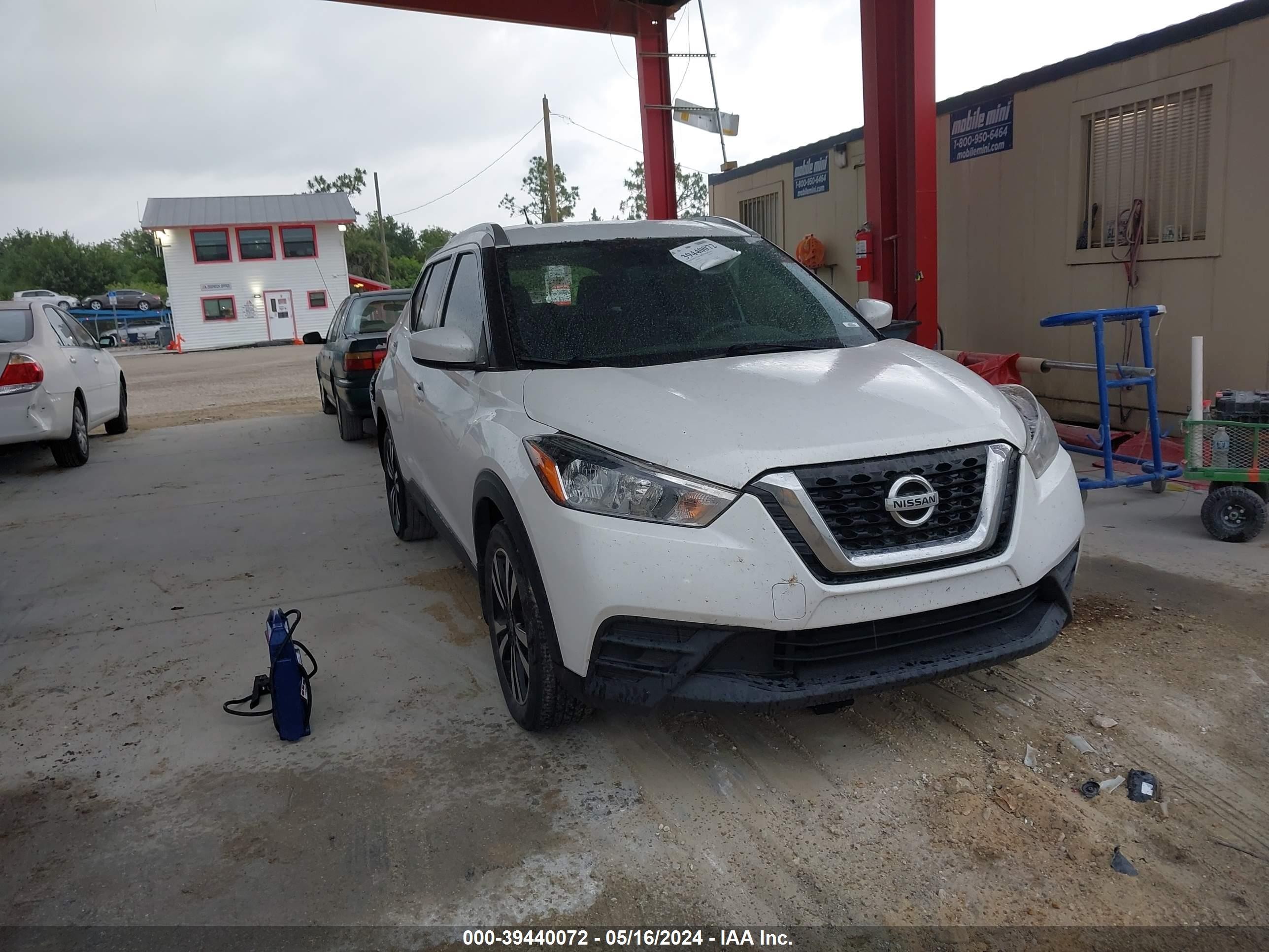 NISSAN KICKS 2018 3n1cp5cu2jl526528