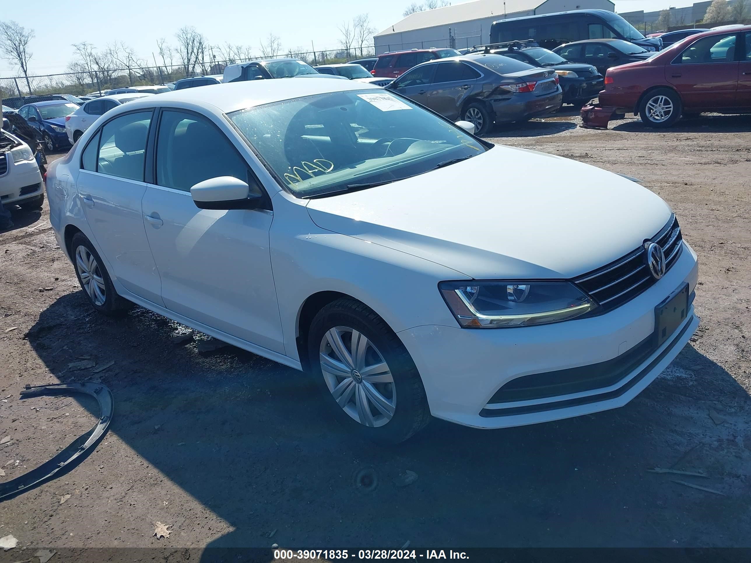 VOLKSWAGEN JETTA 2017 3vw2b7aj8hm351750