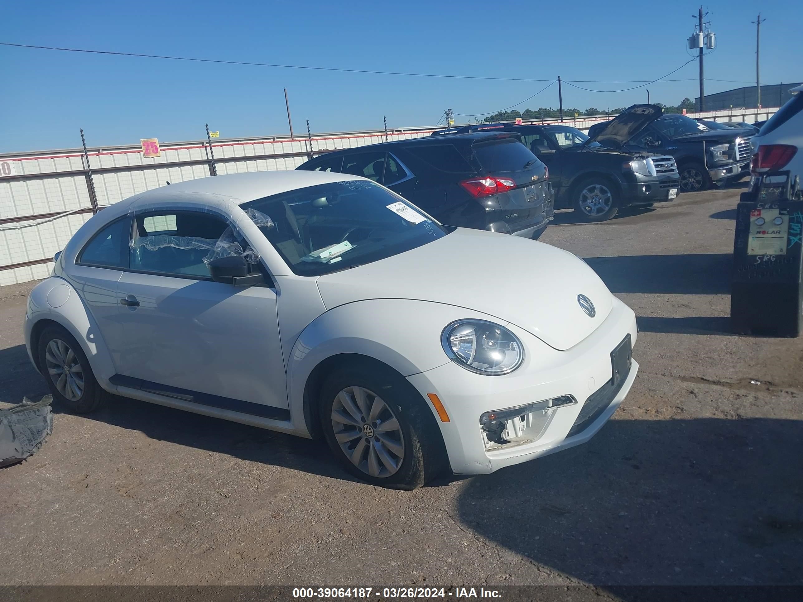 VOLKSWAGEN BEETLE 2018 3vwfd7at2jm702686