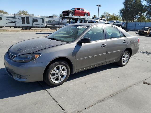 TOYOTA CAMRY LE 2005 4t1bf30k75u596567