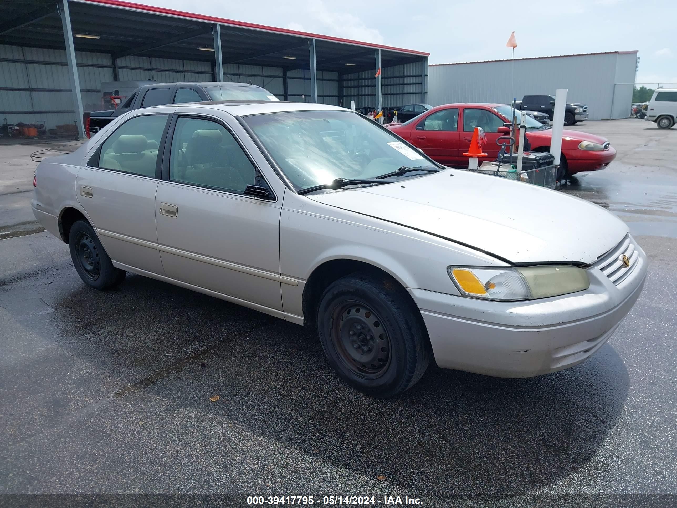 TOYOTA CAMRY 1998 4t1bg22k2wu350158