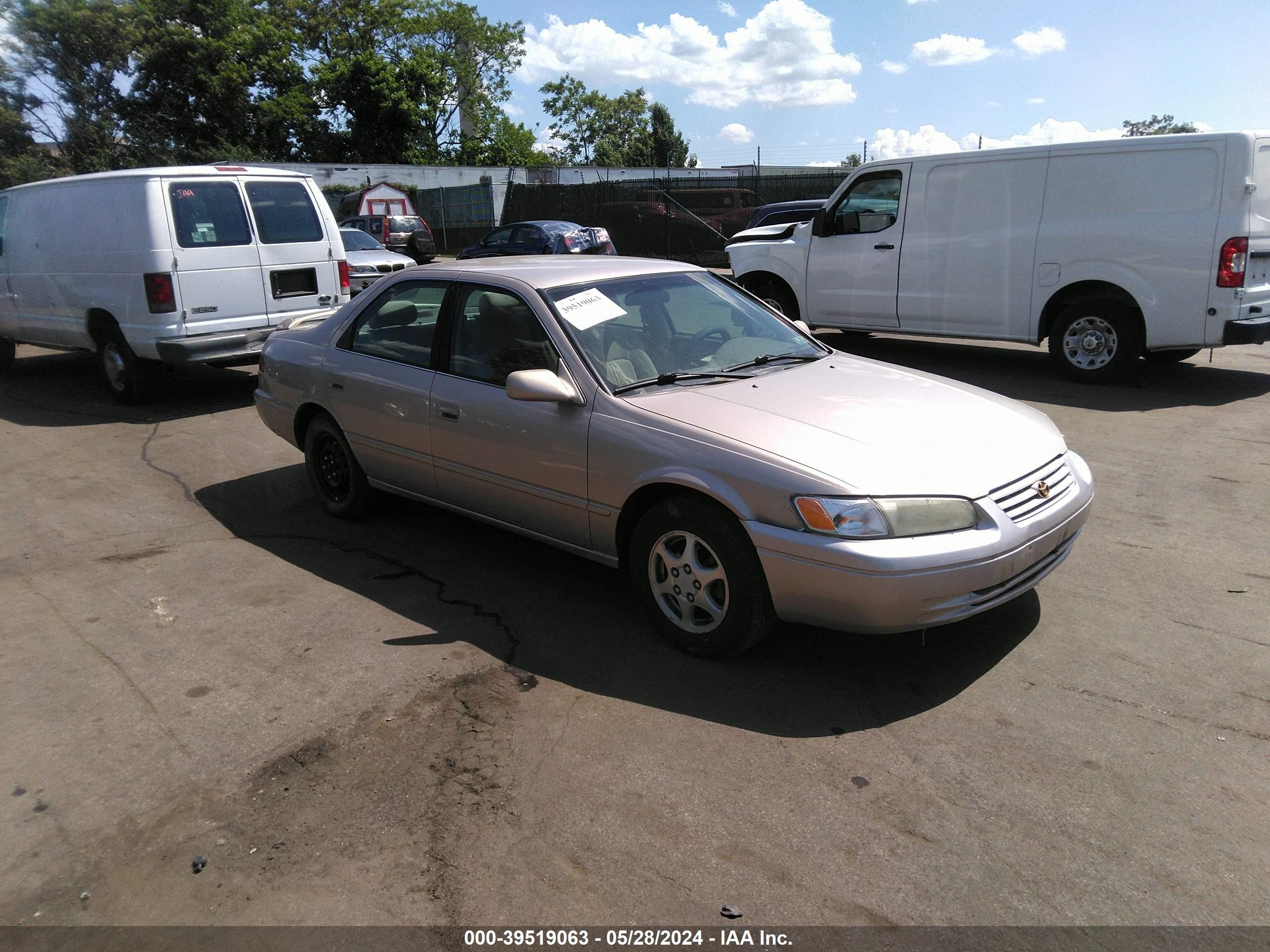 TOYOTA CAMRY 1998 4t1bg22k5wu355371