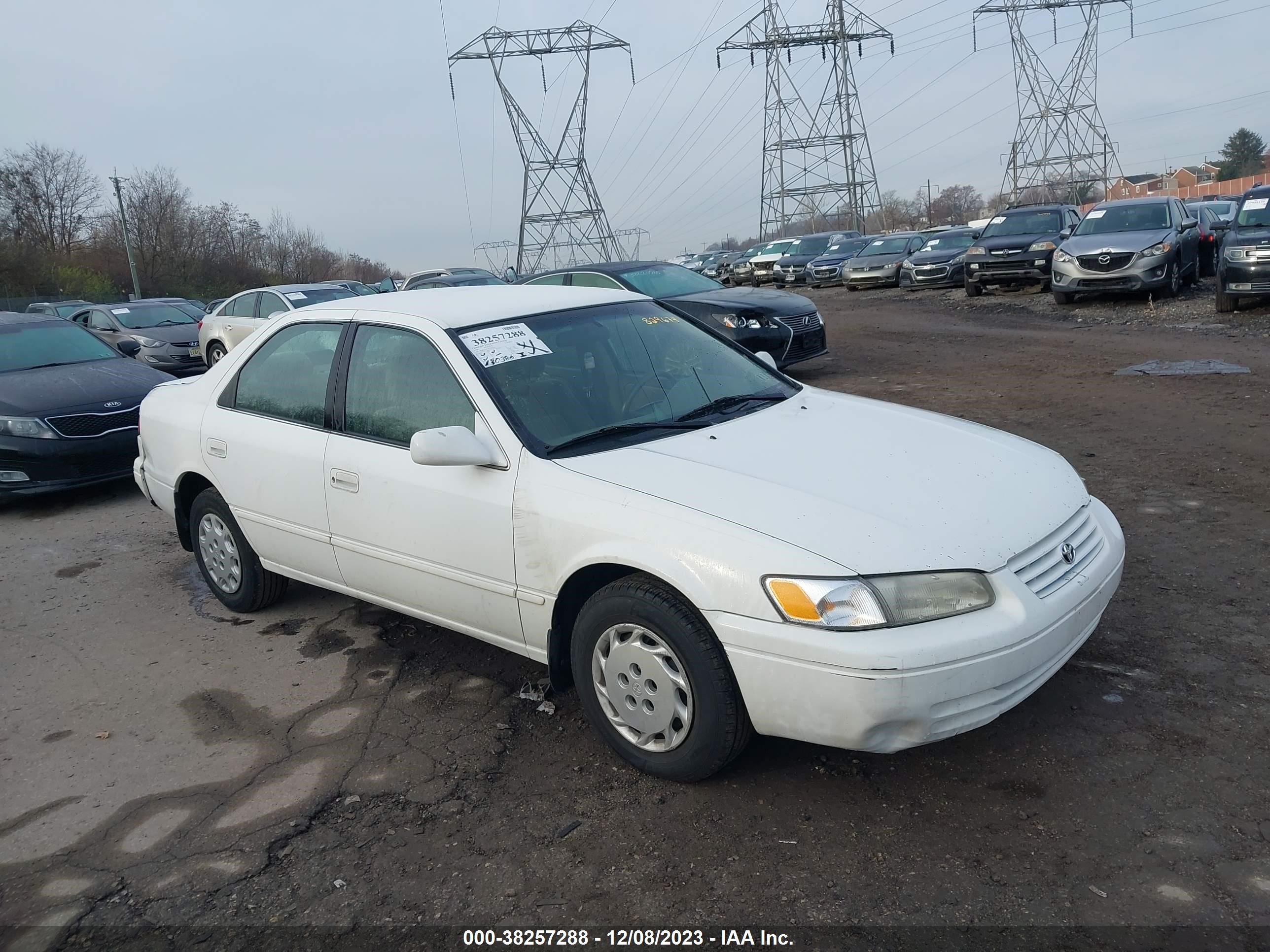 TOYOTA CAMRY 1998 4t1bg22k5wu829674