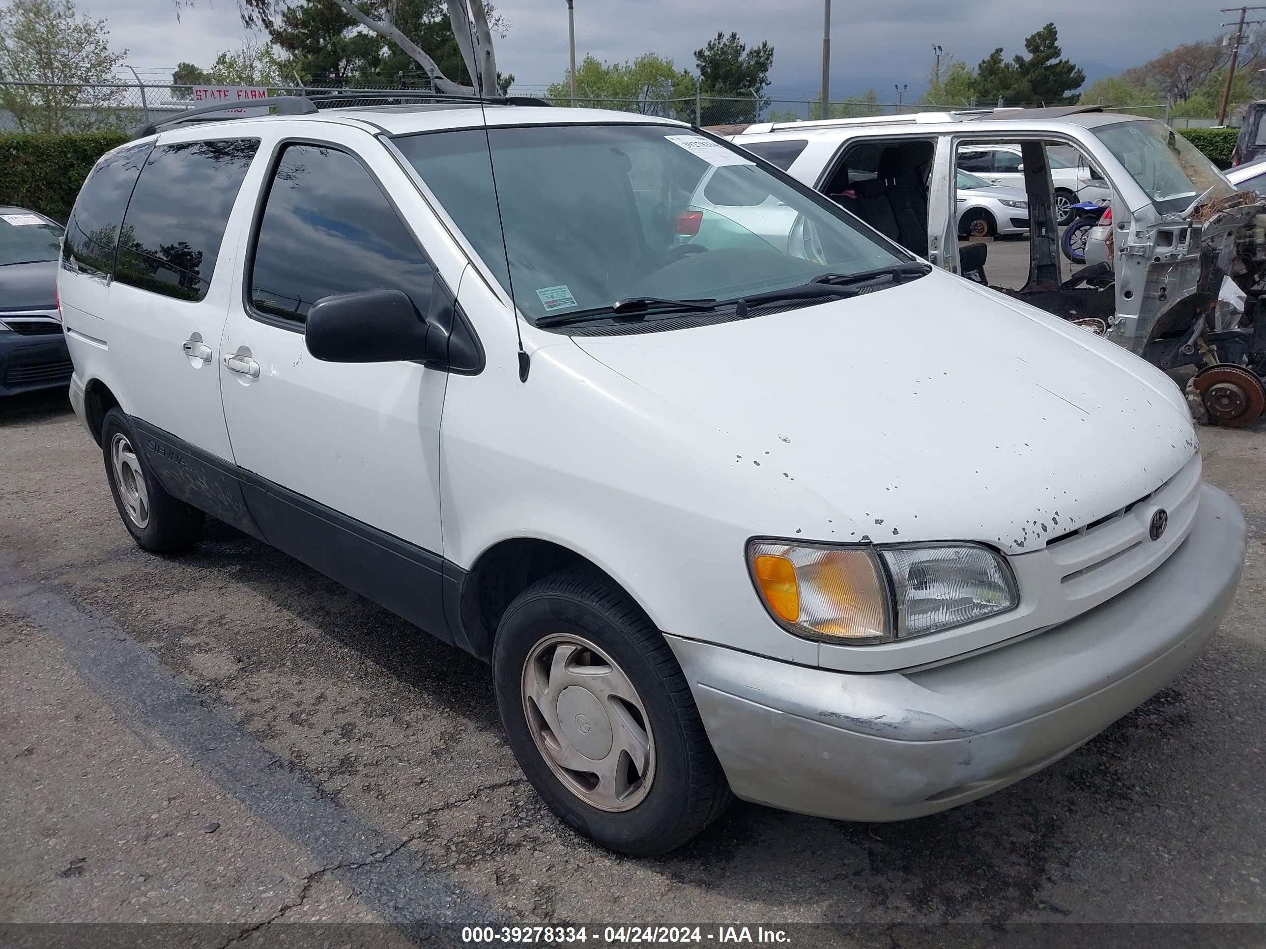 TOYOTA SIENNA 1998 4t3zf13c0wu056316