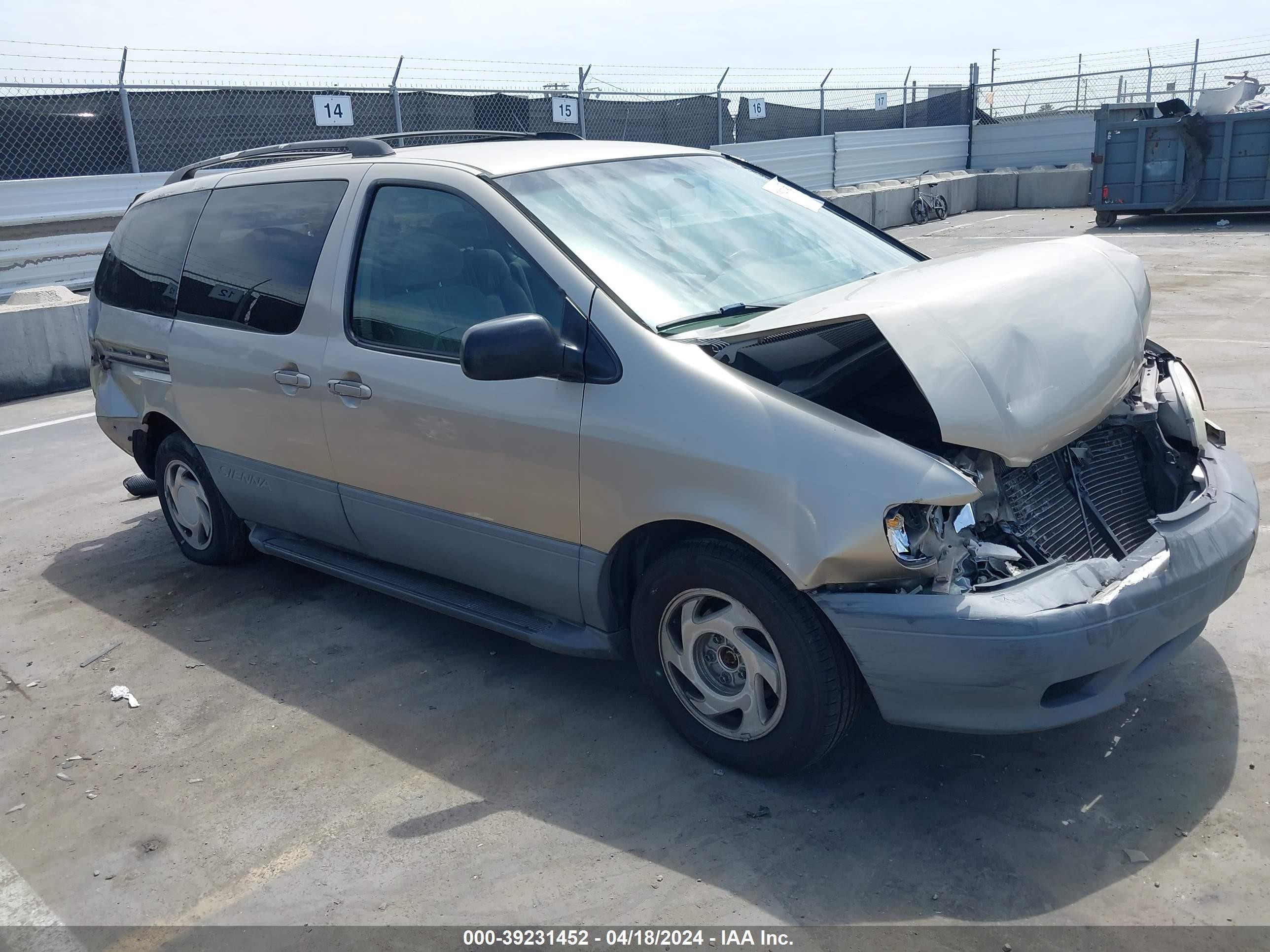 TOYOTA SIENNA 2002 4t3zf13c12u484017