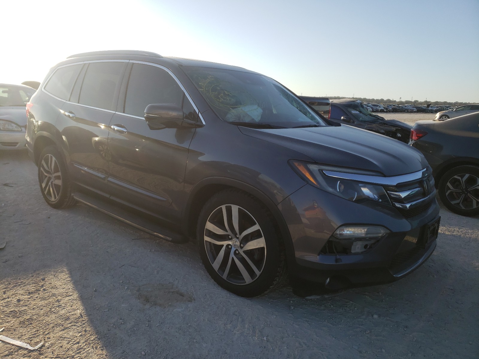 HONDA PILOT TOUR 2016 5fnyf5h91gb009528