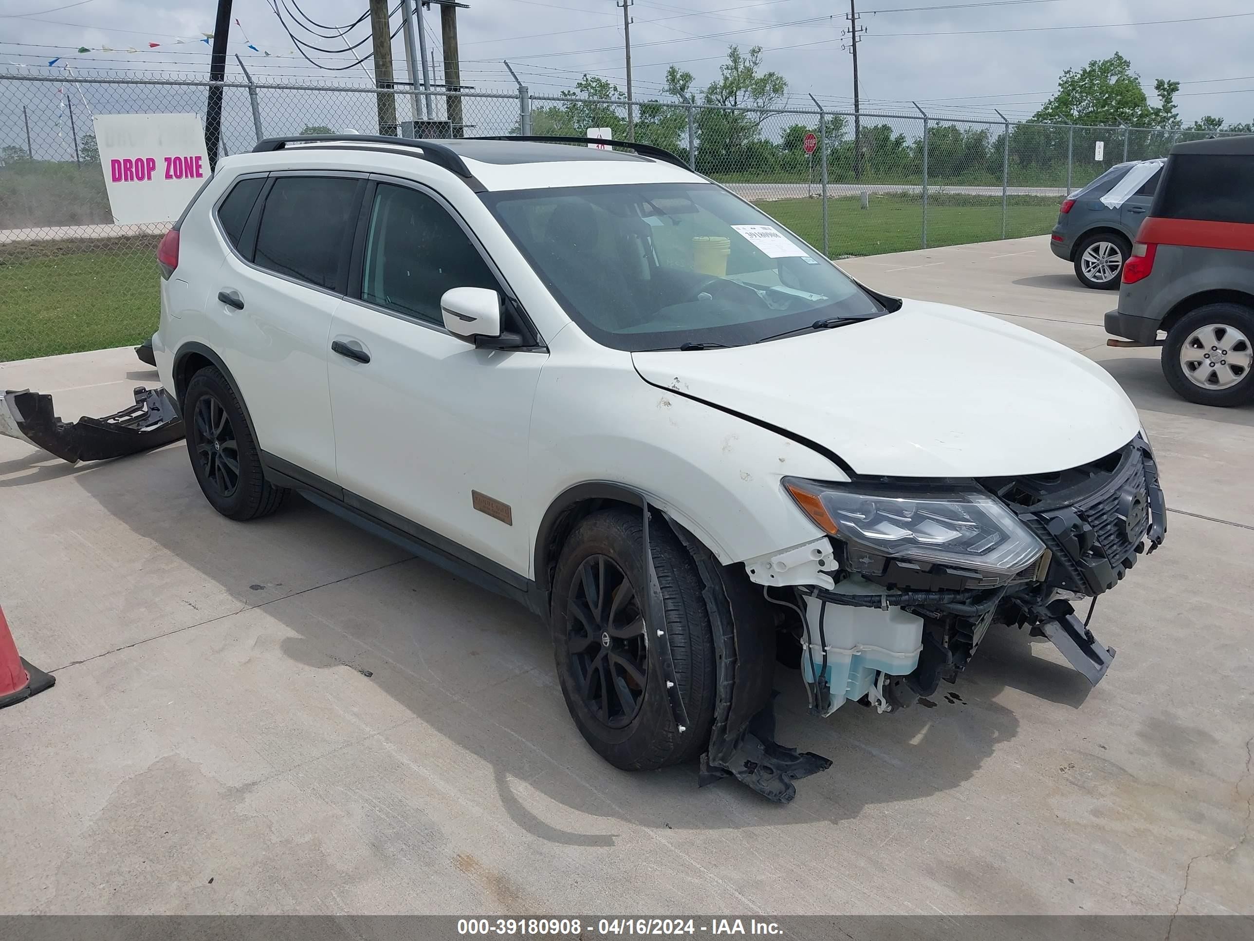 NISSAN ROGUE 2017 5n1at2mt1hc756325