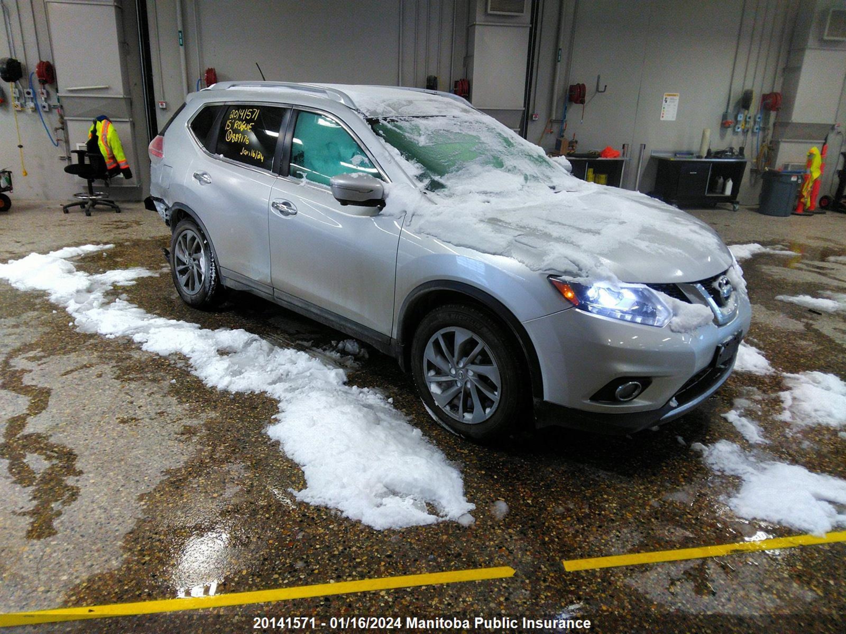 NISSAN ROGUE 2015 5n1at2mv8fc889176