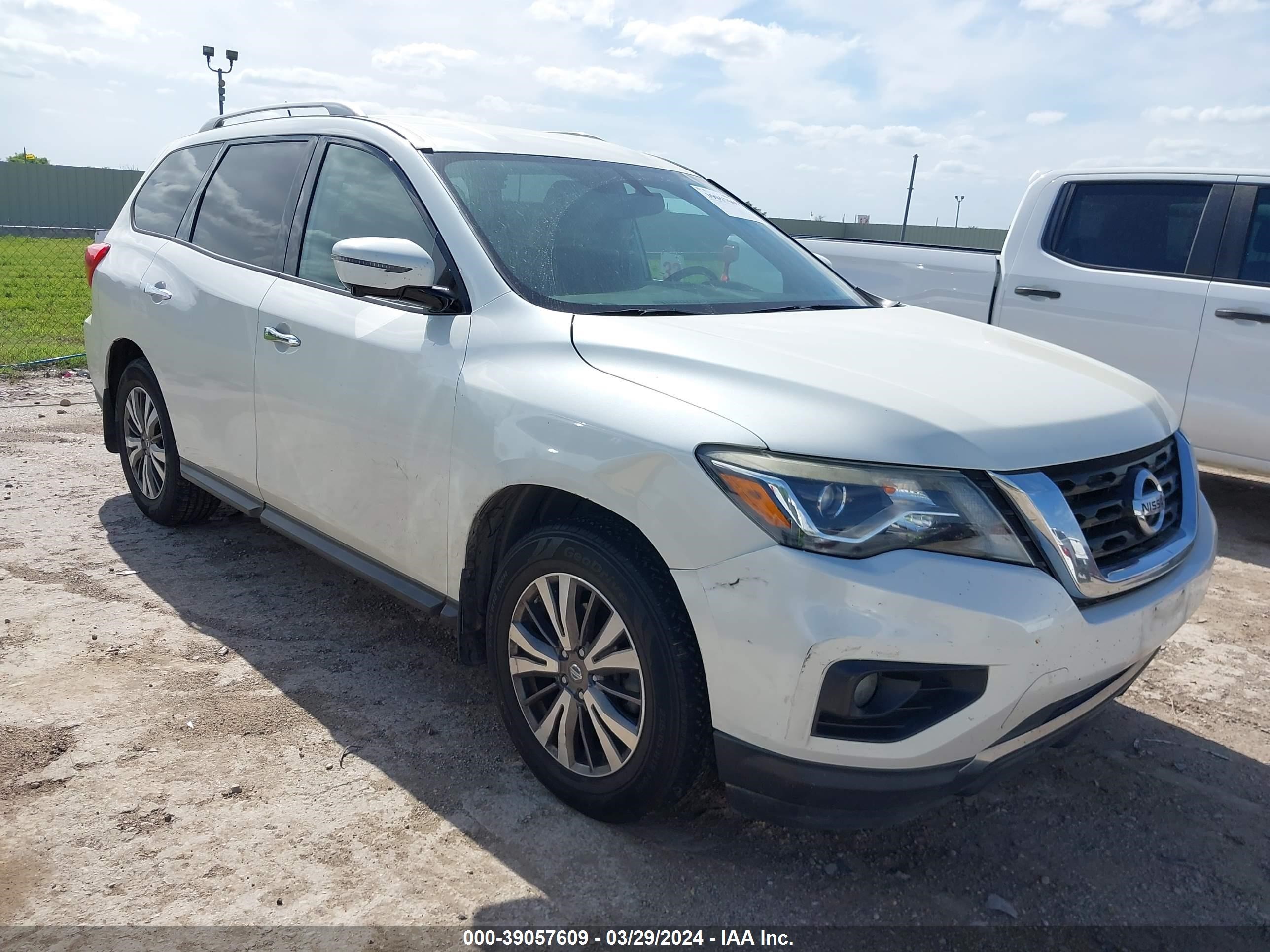 NISSAN PATHFINDER 2017 5n1dr2mm8hc675889