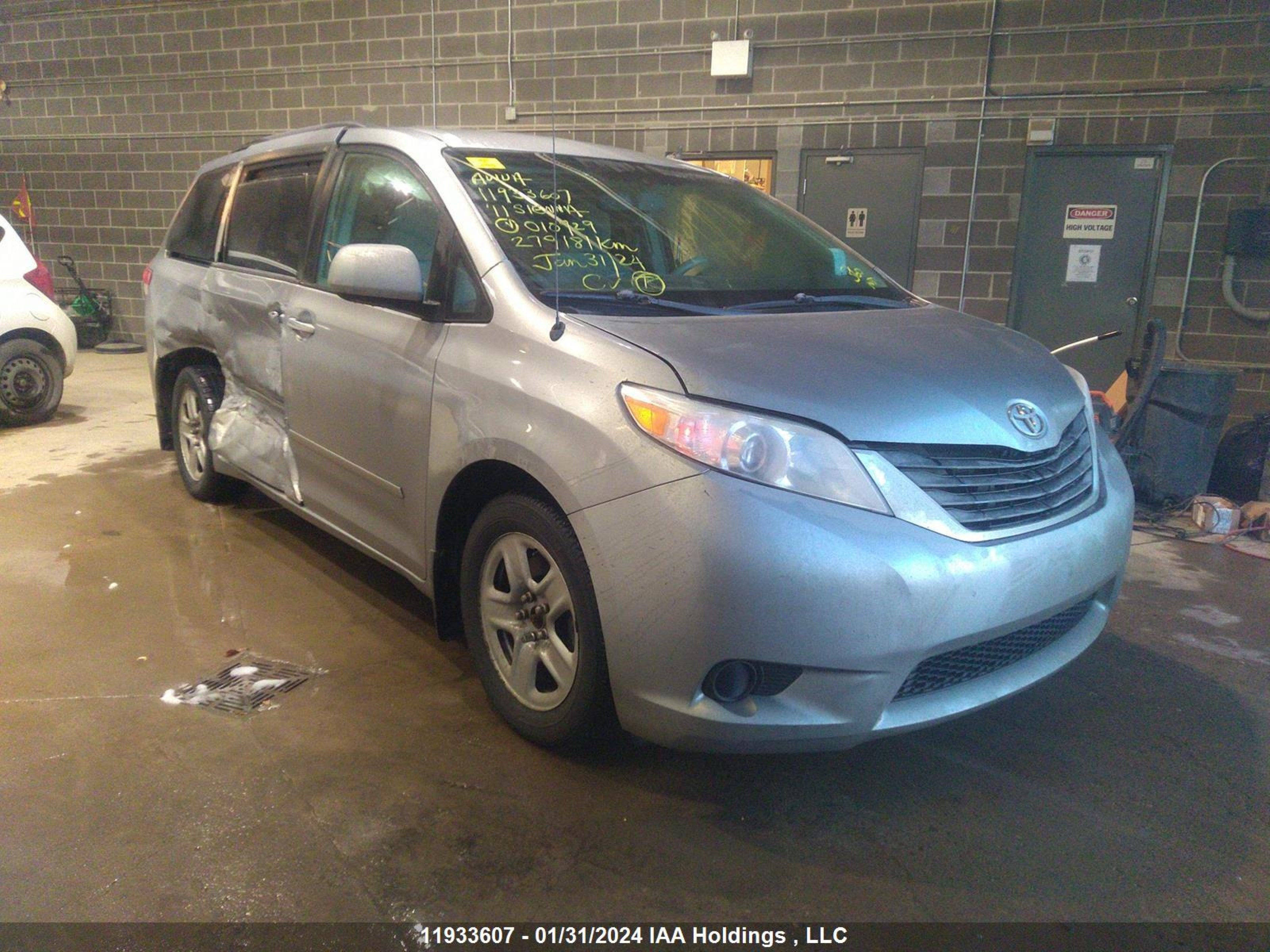 TOYOTA SIENNA 2011 5tdjk3dc3bs010929