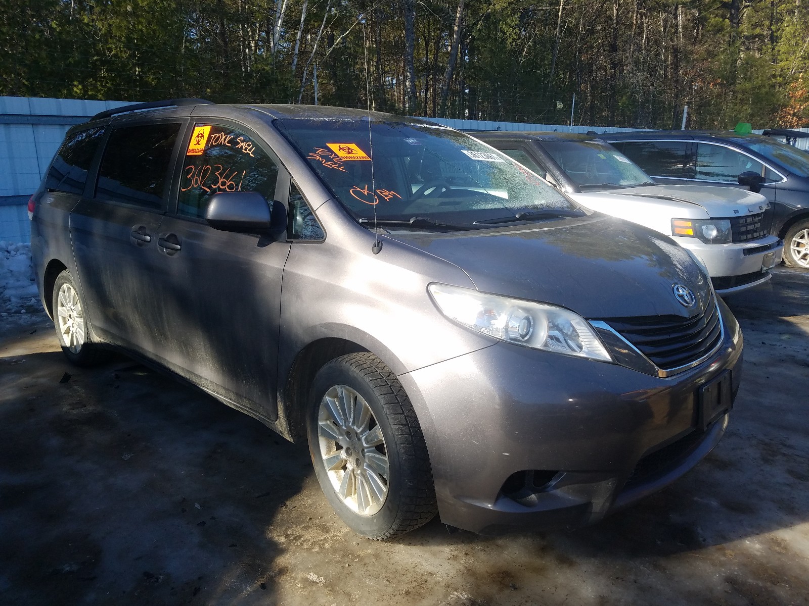 TOYOTA SIENNA LE 2011 5tdjk3dc3bs025768