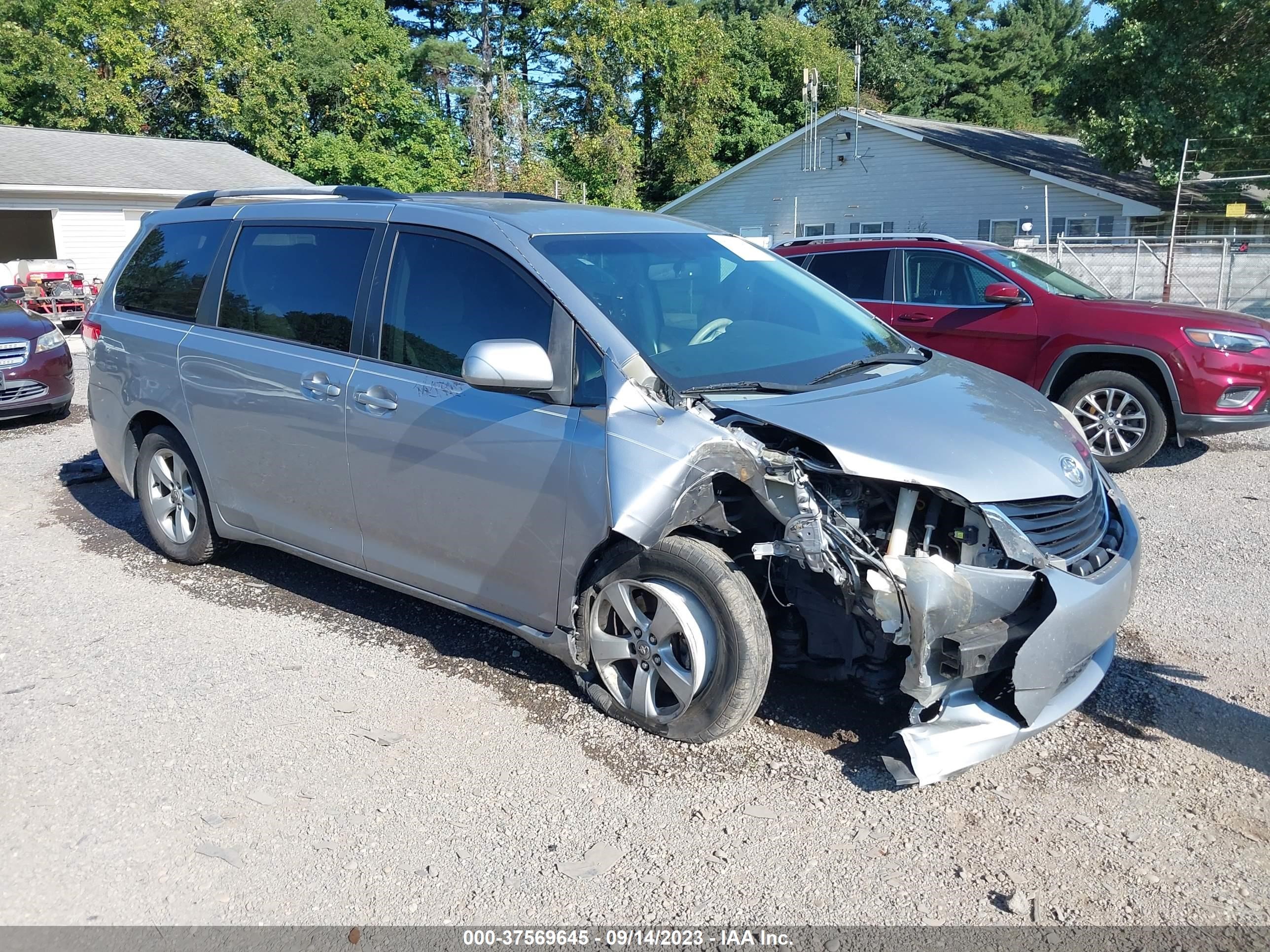 TOYOTA SIENNA 2011 5tdka3dc8bs008276