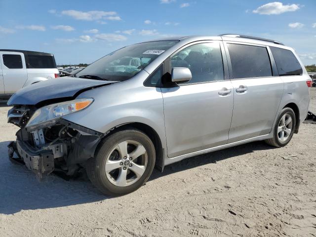 TOYOTA SIENNA LE 2018 5tdkz3dc0js903123