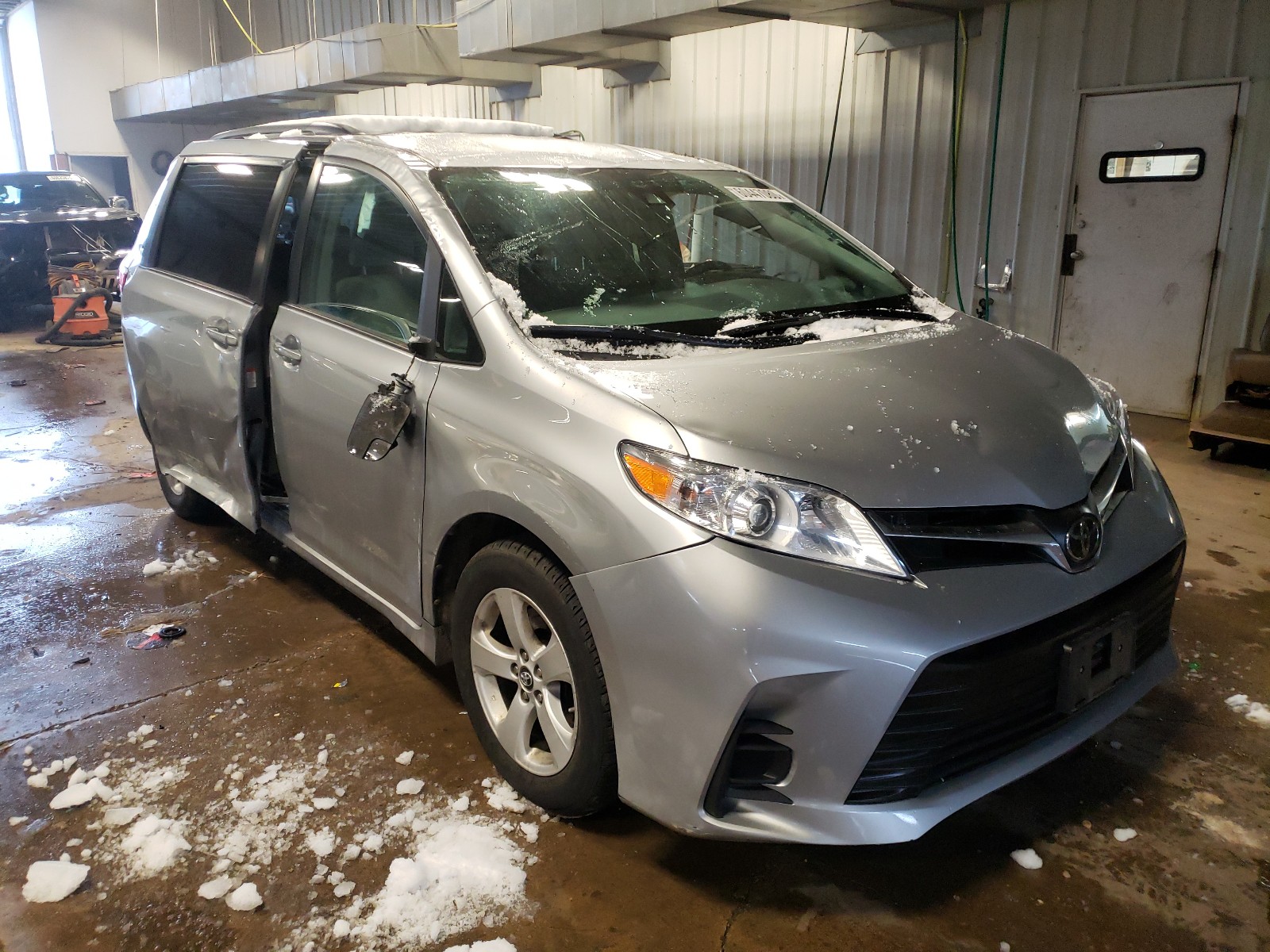 TOYOTA SIENNA LE 2018 5tdkz3dc8js960797